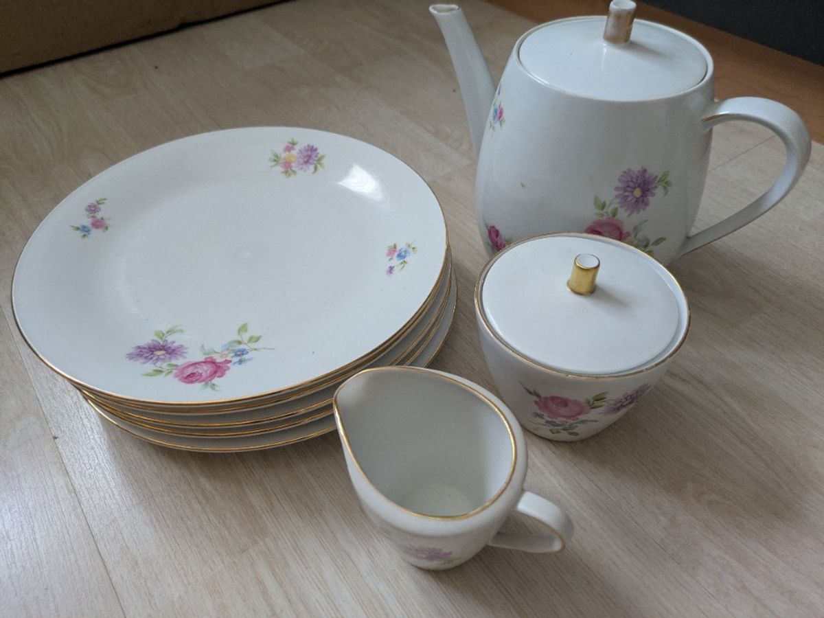 Thee Of Koffiepot, Melk En Suiker En Vijf Ontbijtbordjes image 4