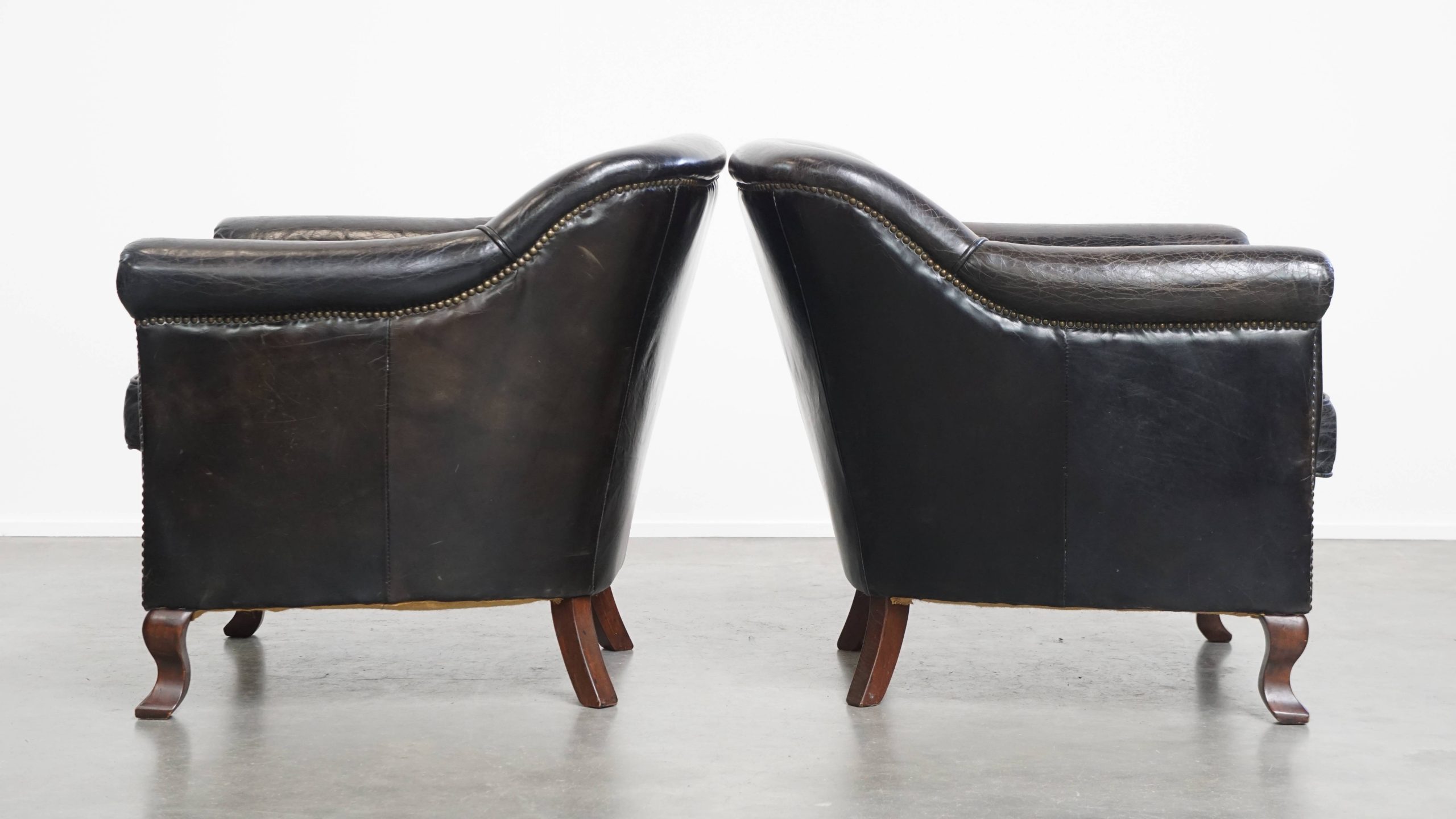 Leuke En Stoere Set Van 2 Zwarte, Generfde, Rundleren Armchairs Met Een Mooie Vormgeving image 5