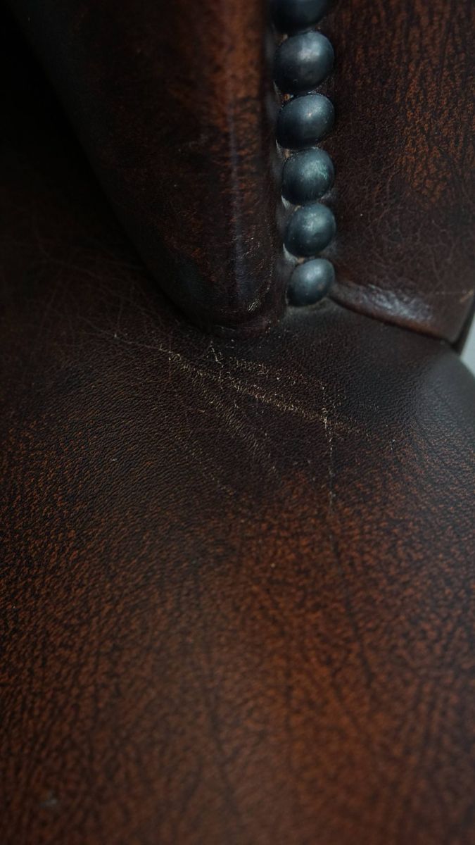 Luxe, Warm Gekleurde, Bruine Rundleren Chesterfield Oorfauteuil Met Unieke Details image 16