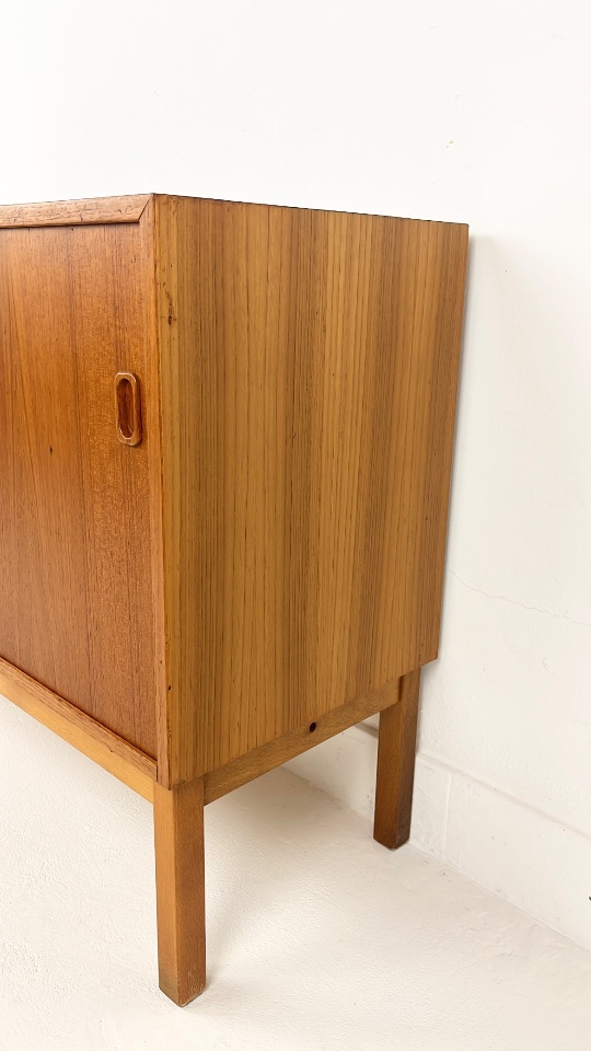 Fineren Box Bekijk Scandinavisch Vintage Teak Fineren Kast Met Schuifdeuren op Reliving