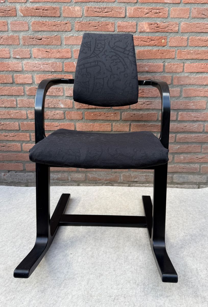 Stokke Peter Opsvik Actulum Ergonomisch Gevormde Schommelstoel - Zwarte Bekleding En Houten Frame image 5