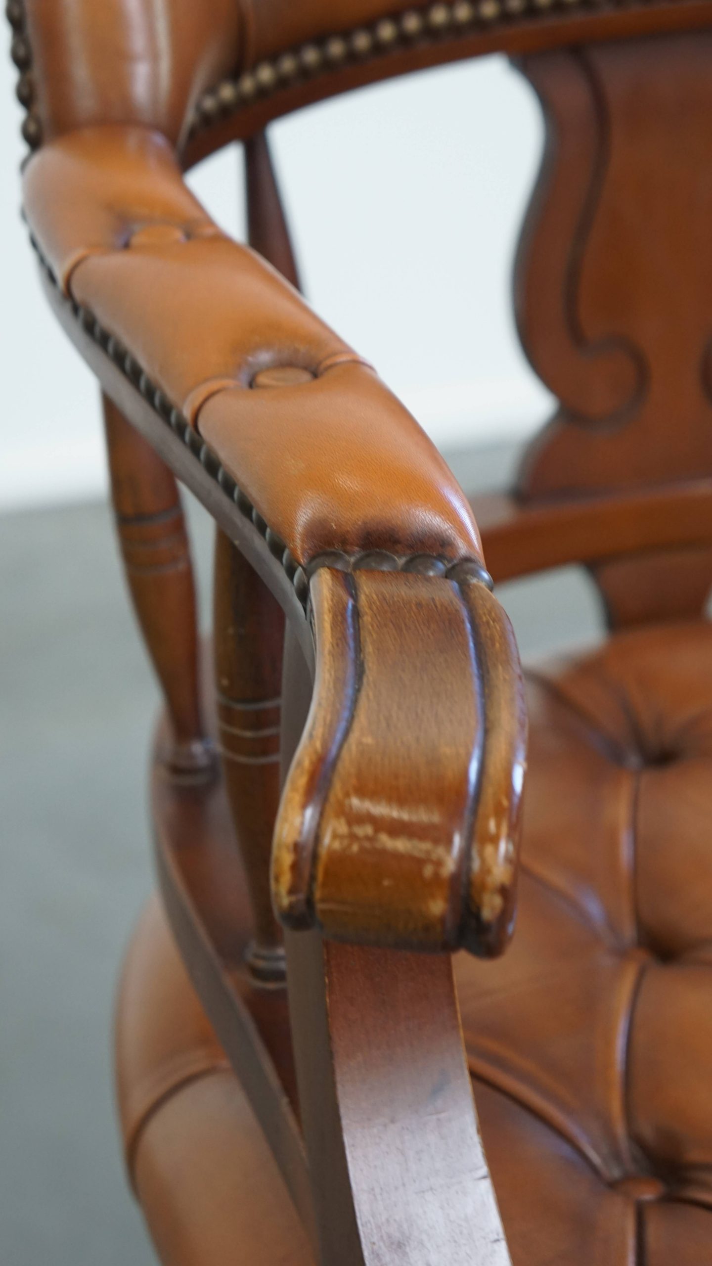 Klassieke Rundleren En Houten Chesterfield Bureaustoel In Engelse Stijl, Afgewerkt Met Siernagels image 11