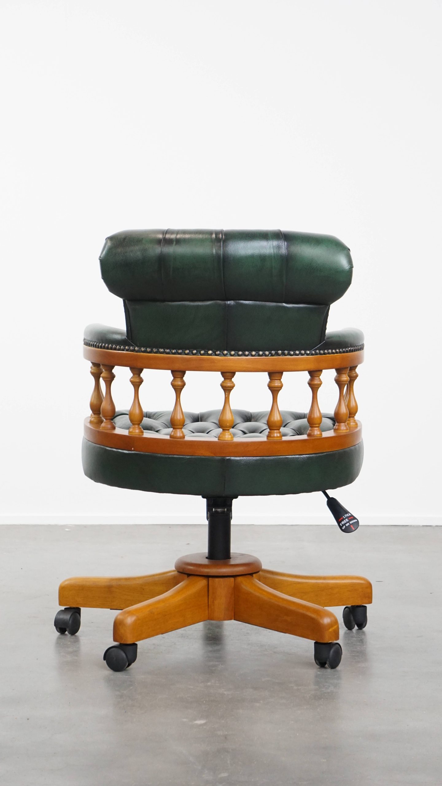 Groene Klassieke En Tijdloze Chesterfield Bureaustoel Gemaakt Van Rundleer Op Wieltjes image 5