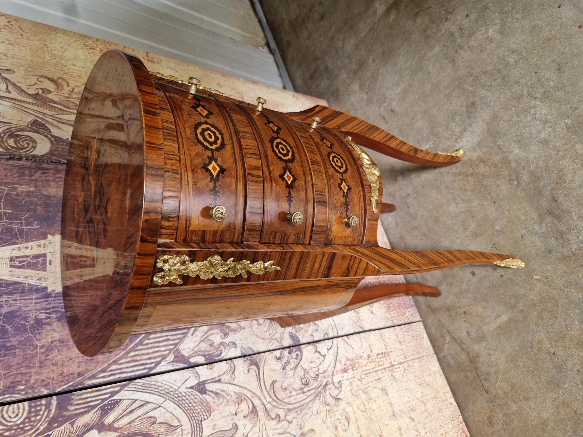 Klassieke Rond Ladekastje Bijzettafel, Met Sierlijke Versiering 3 Laatjes En Messing Versieringen Afm. 36x36cm En 81cm Hoog. image 4