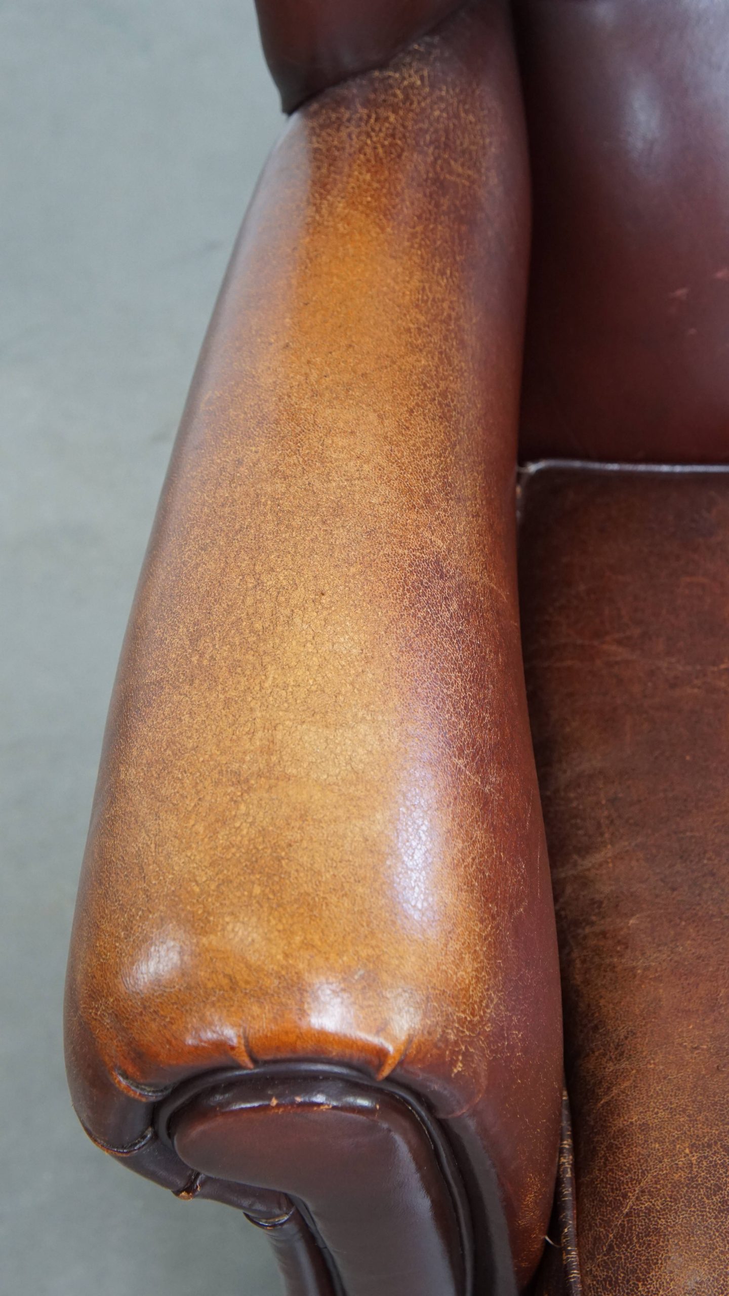 Karaktervolle Schapenleren Oorfauteuil Met Een Donkere Warme Kleurstelling En Een Prachtig Patina image 8