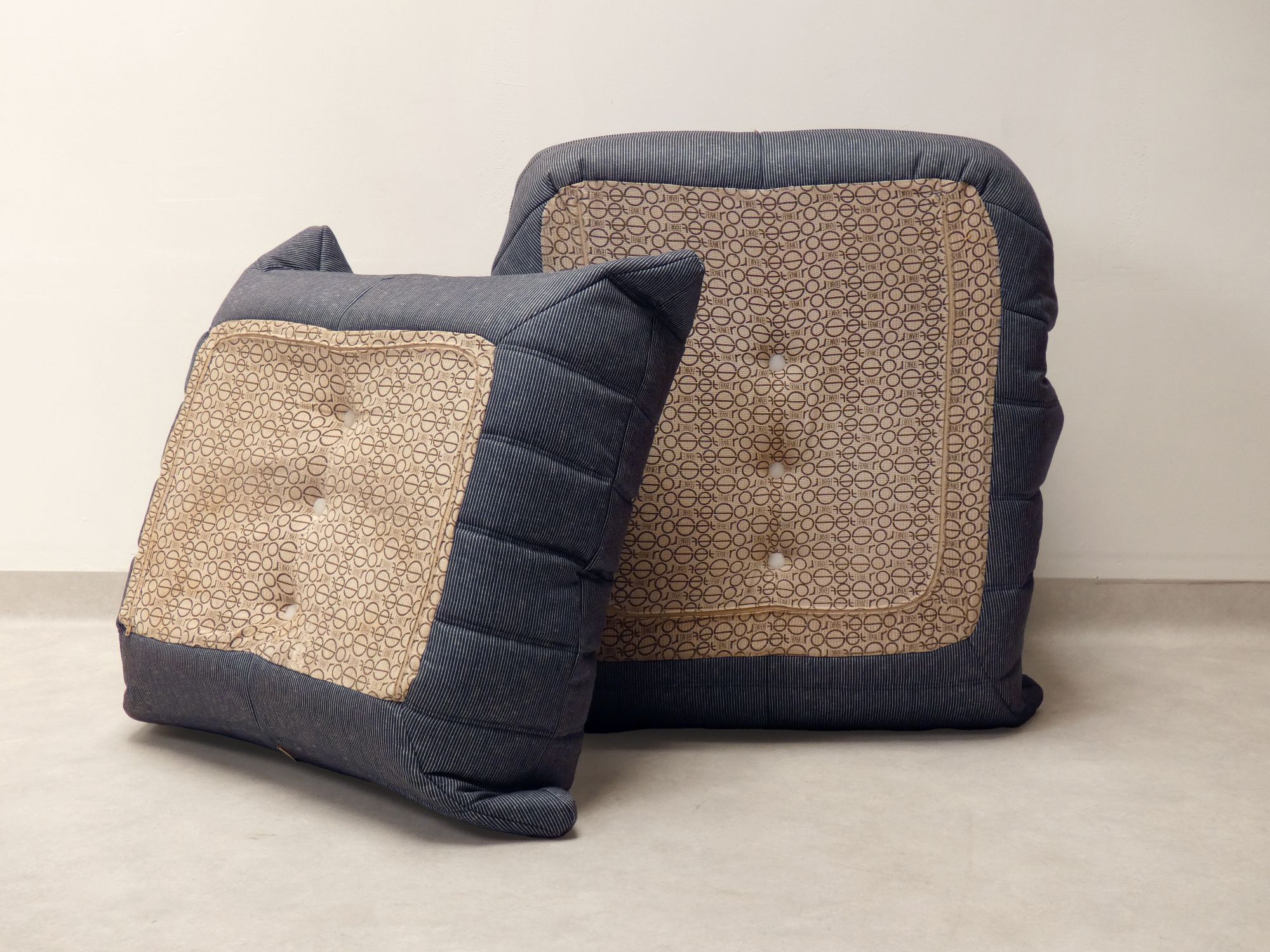 Ligne Roset Togo - 1 Zit & Poef - Blauw Pinstripe Stof image 9