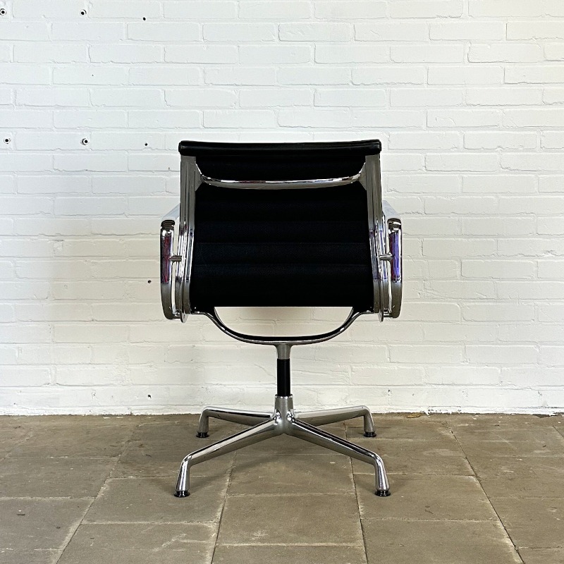 Vitra Ea 108 Zwarte Design Stoel, Ontworpen Door Charles & Ray Eames image 7