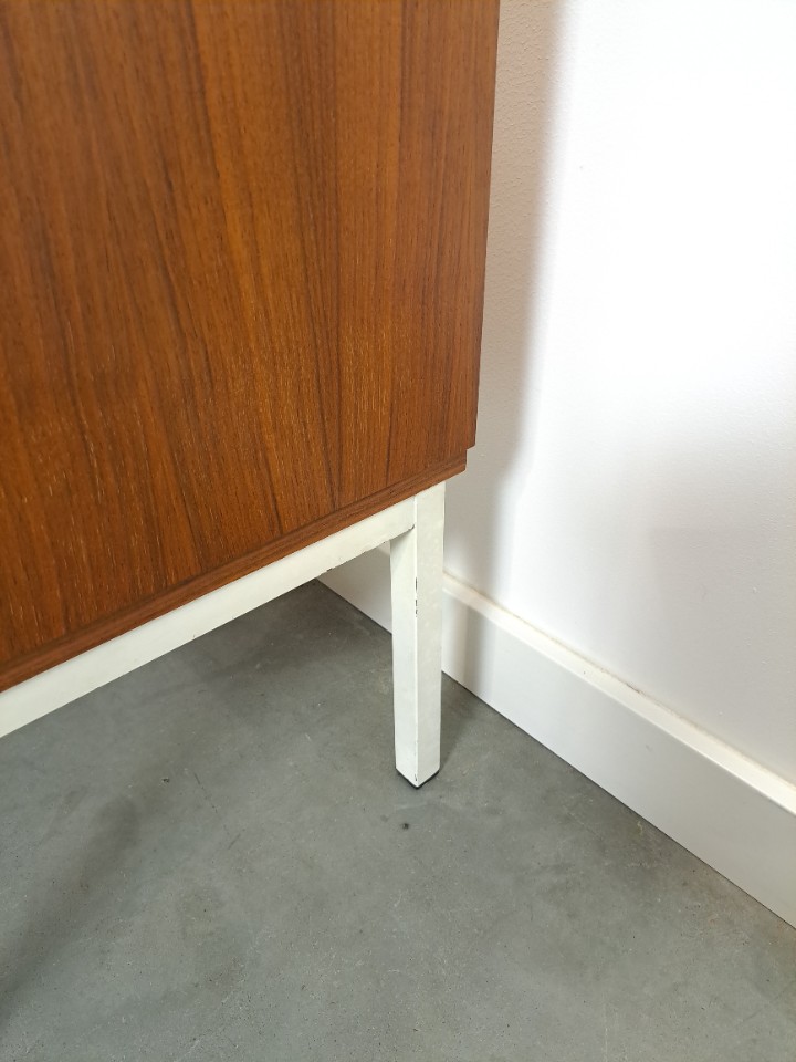 Fineer Dressoir Uit Zweden Met Wit Stalen Poten image 21
