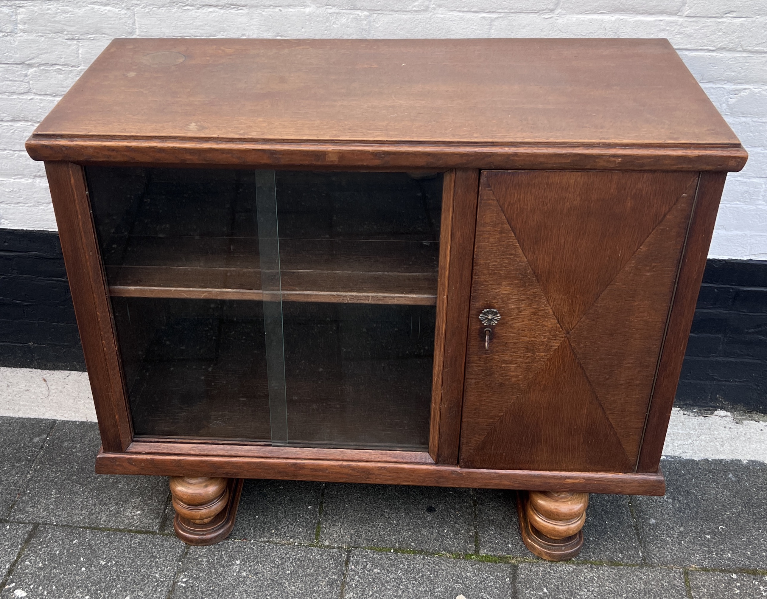 Oud Theekastje Met Glazen Schuifdeurtjes En Achter De Deur Nog 3 Lades, 100 Cm Breed image 3