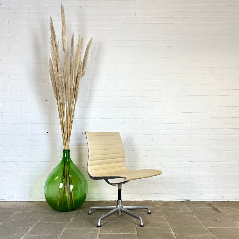 Herman Miller Ea 106 Draaibare Crème Leren Designstoel image 2