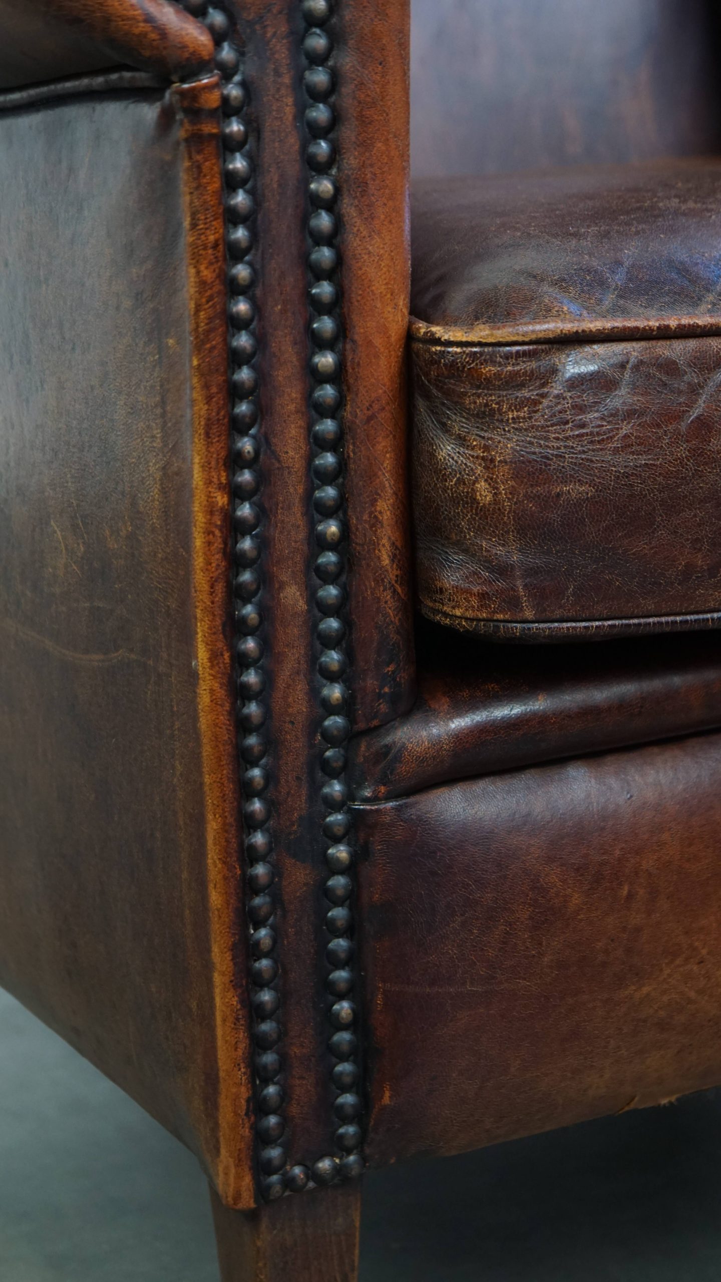Comfortabele Vintage Engelse Stijl Schapenleren Oorfauteuil Met Een Zeer Mooie Kleurstelling image 12