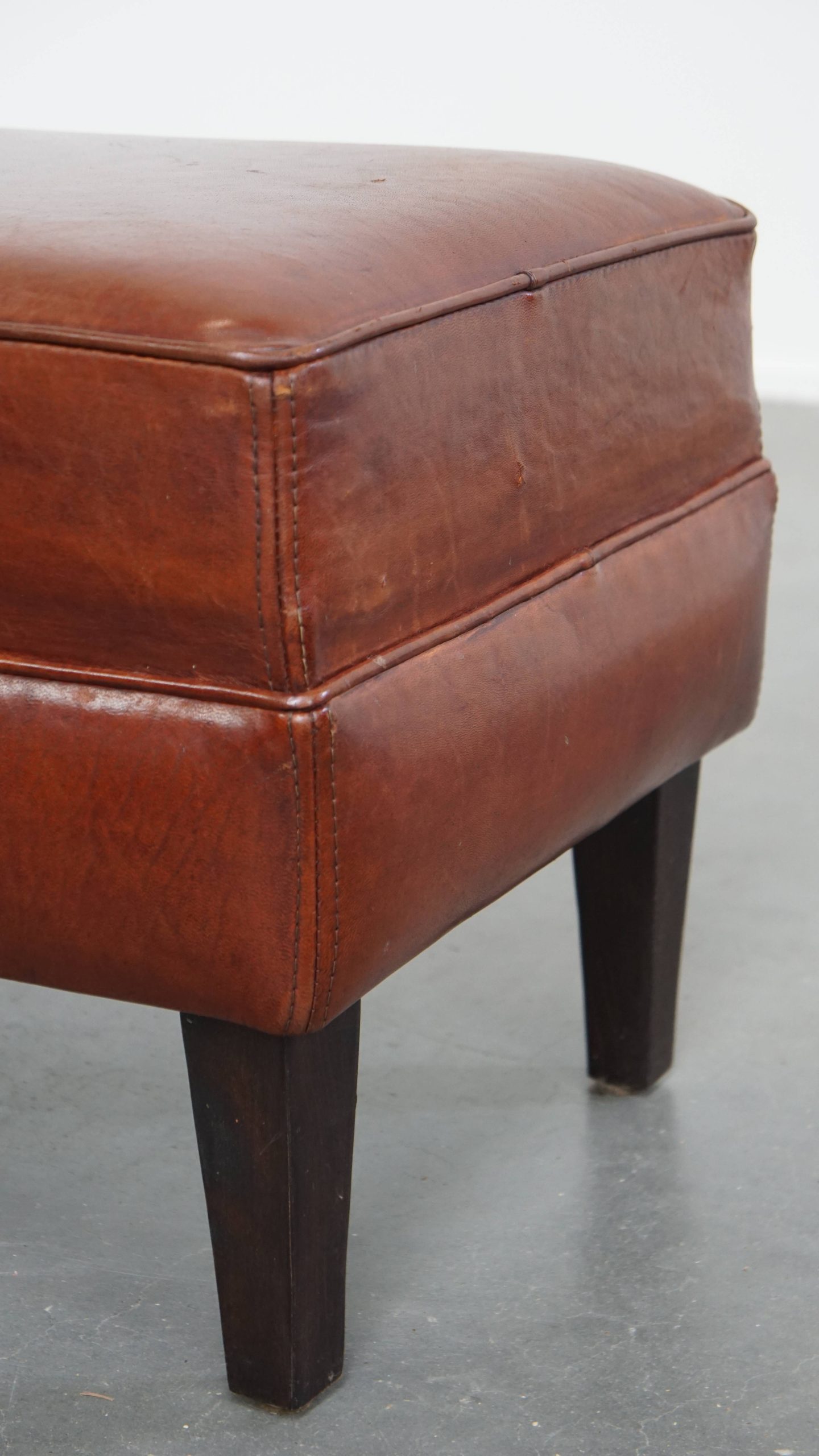 Comfortabele En Karaktervolle Set Van 2 Schapenleren Chesterfield Fauteuils Met Hocker image 29