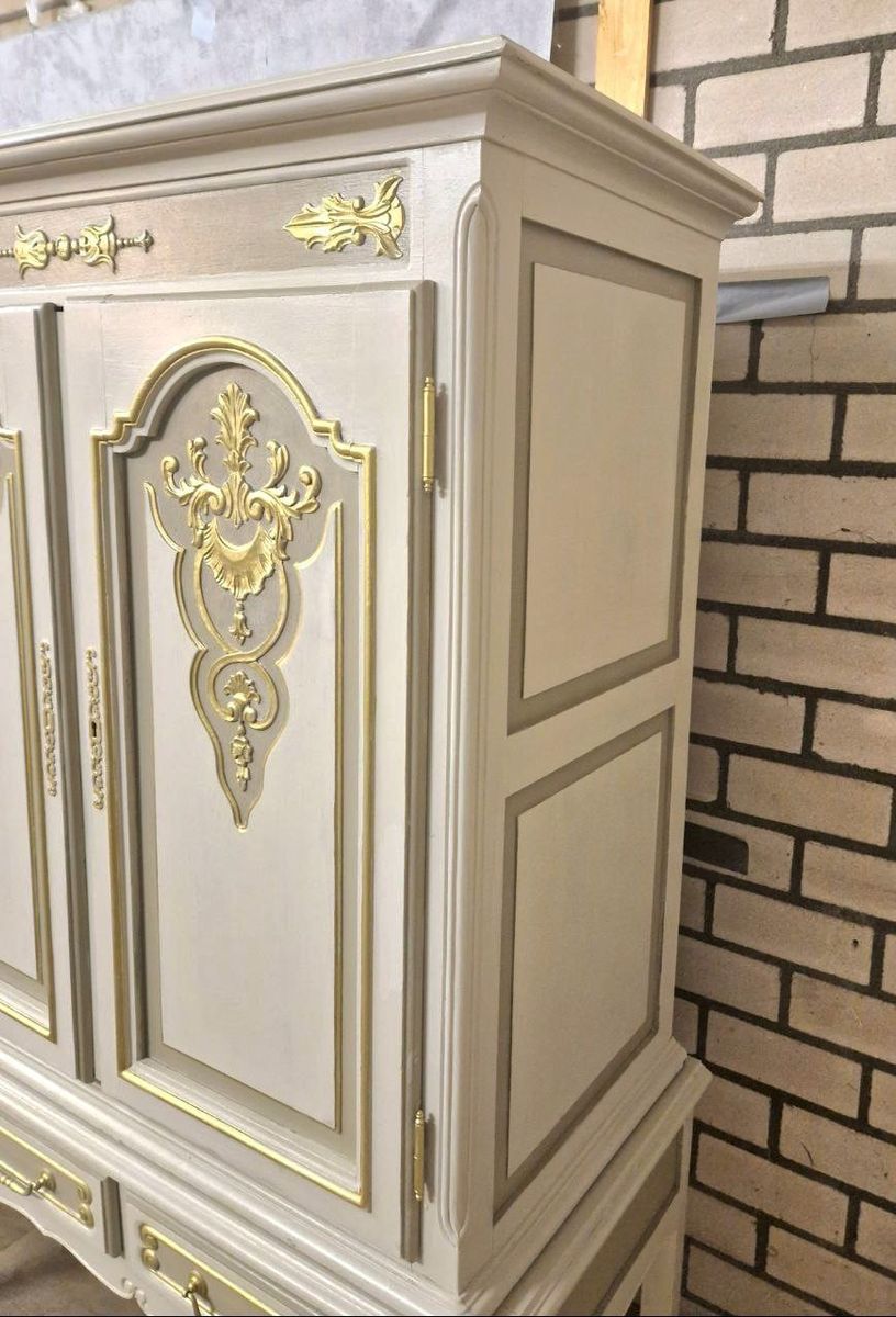 Handbeschilderde Queen Anne Vitrinekast/ Unieke Kast In Creme En Goud image 2