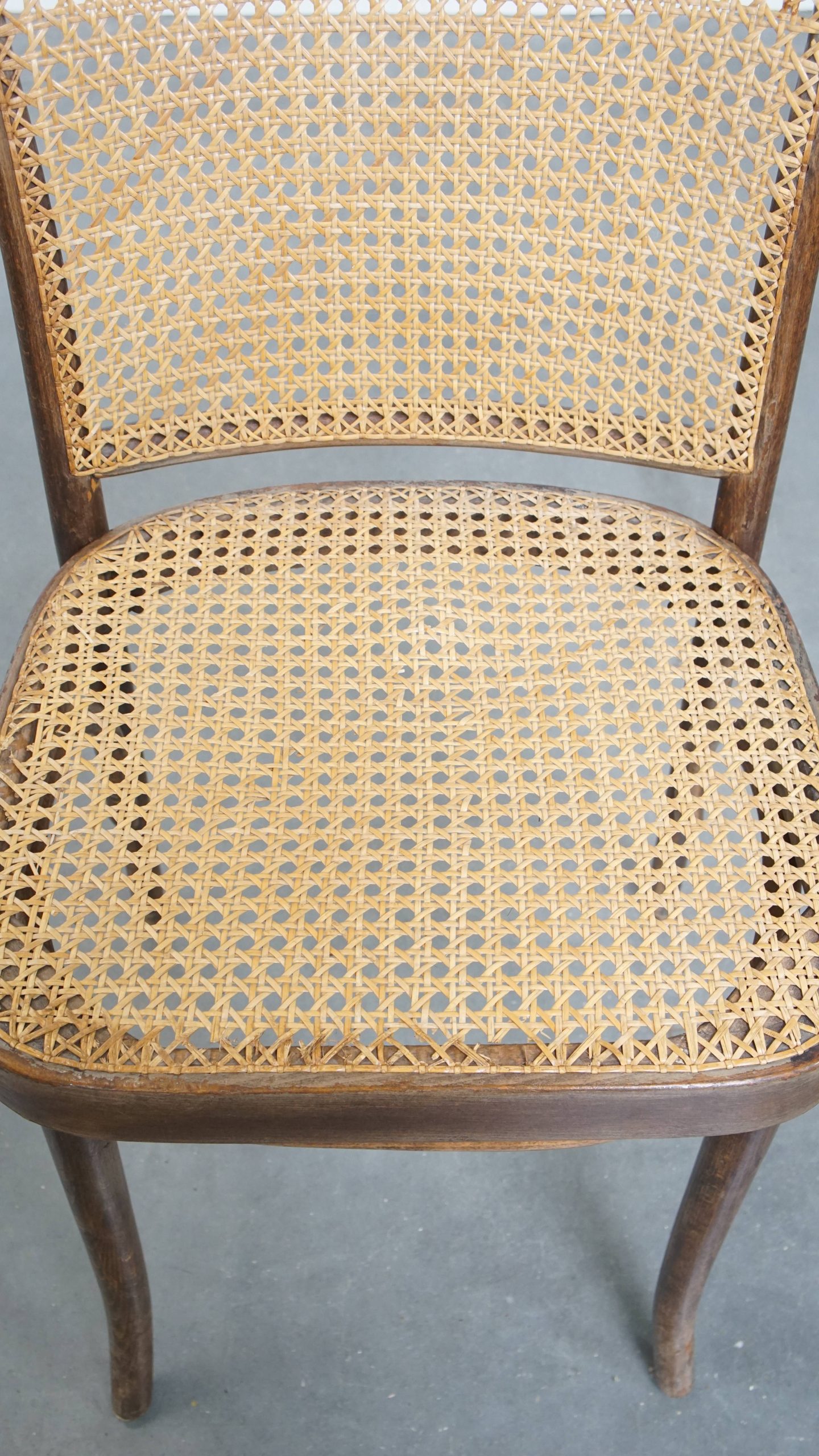 Tijdloos En Charmant Bistro Stoeltje In De Stijl Van Thonet Met Uniek Houten Frame image 7
