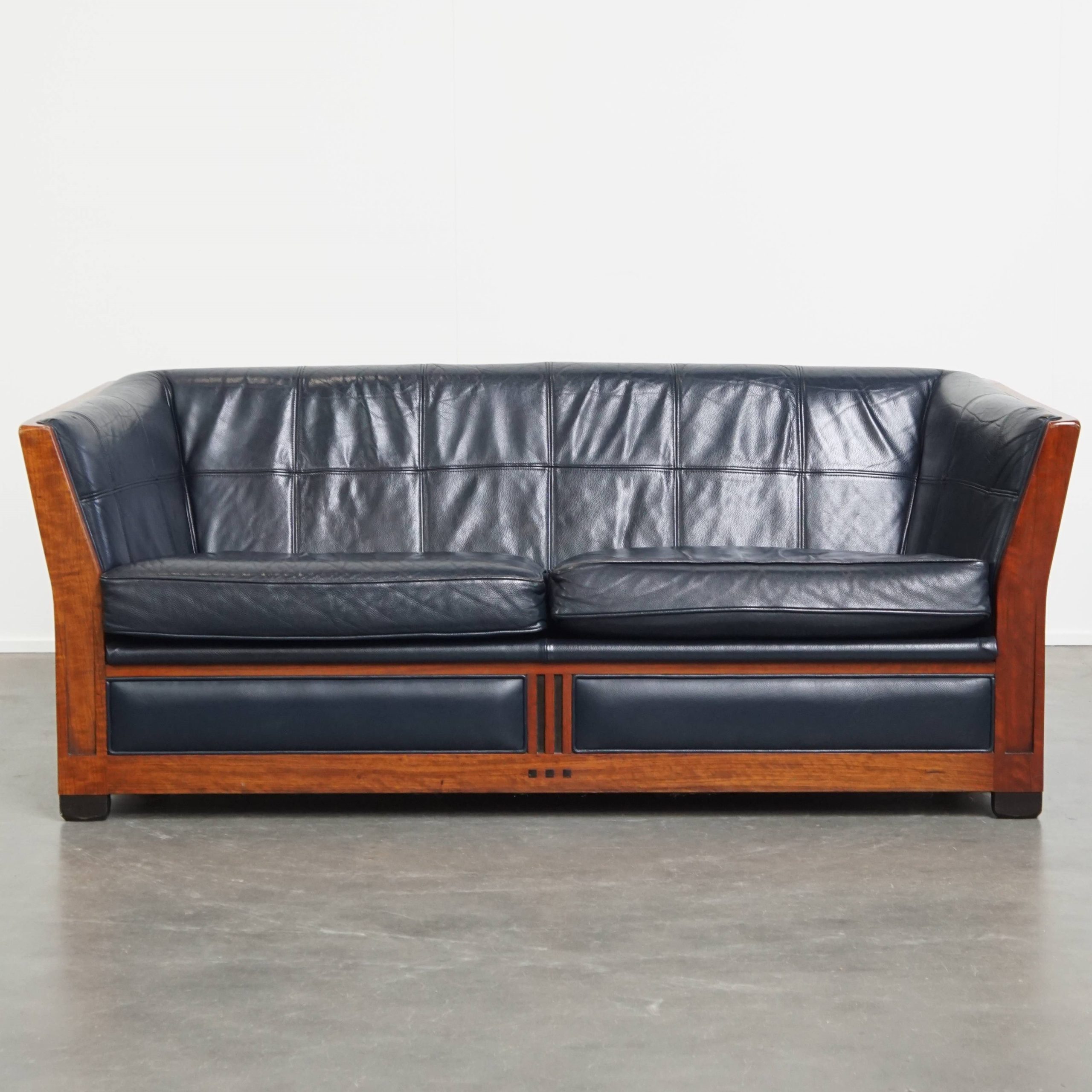 Stijlvolle 2.5-zits Art Deco Design Bank Van Schuitema Met Mooi Houtwerk En Donkerblauw Rundleer image 2
