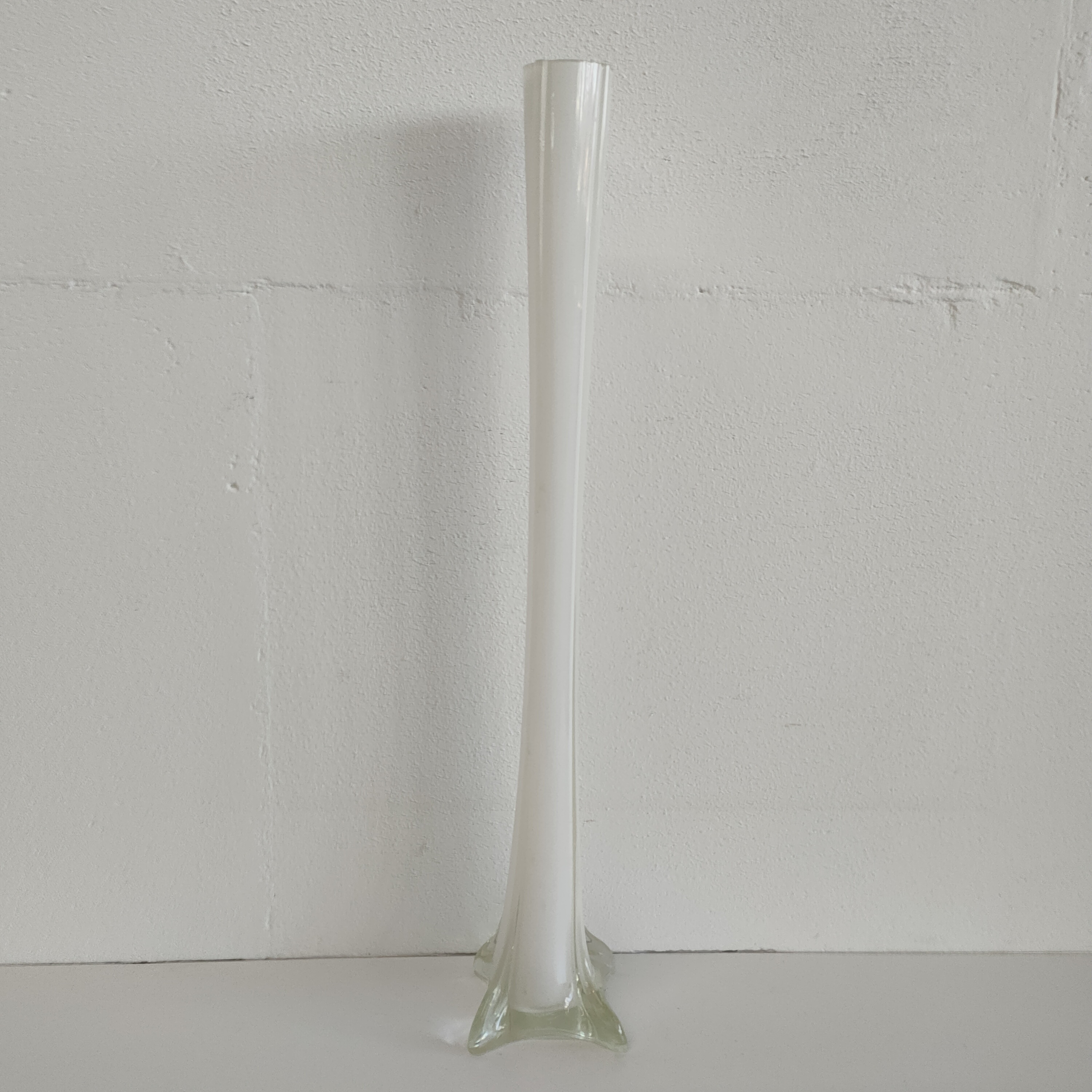 Set Vintage Hoge Smalle Witte Vazen image 2