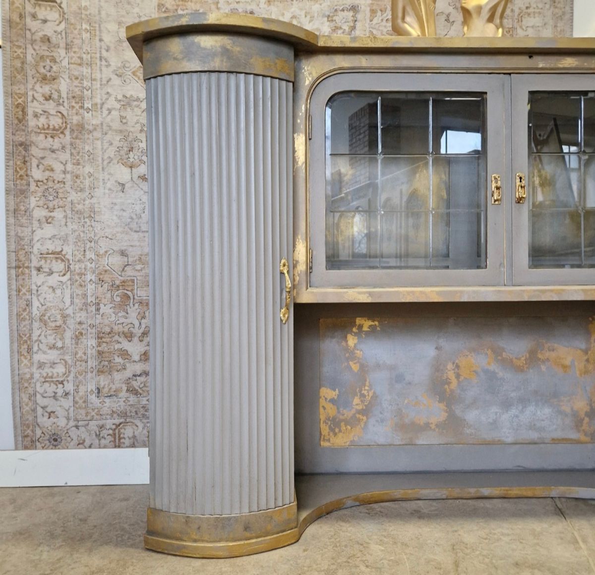 Vitrinekast In Taupe Met Goud Patina Stijl image 2