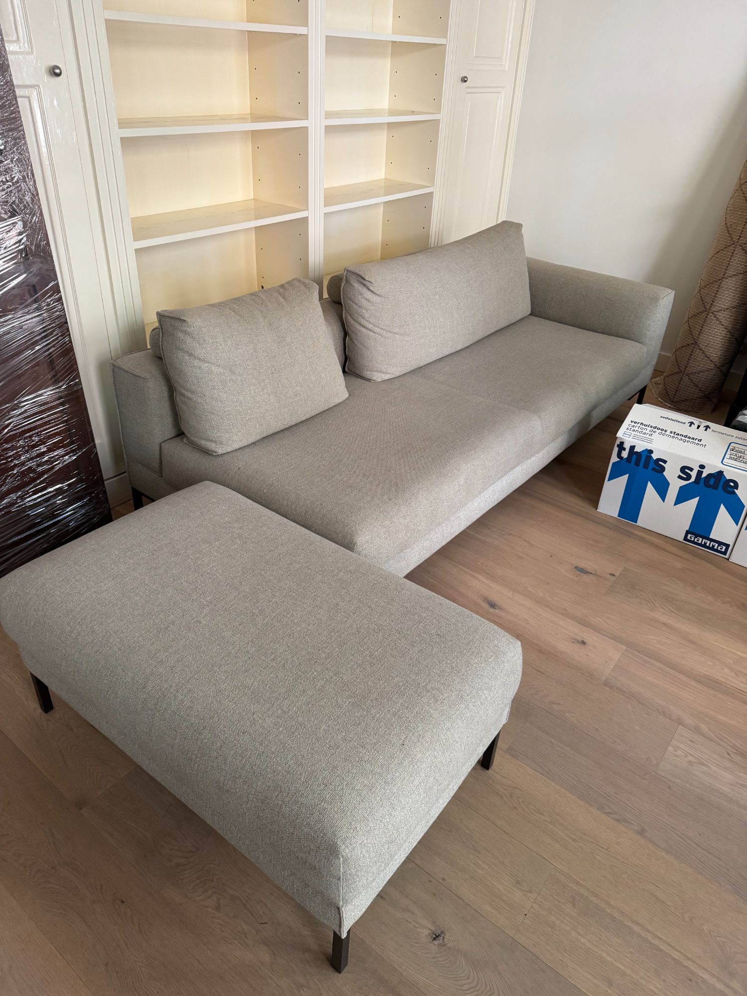 Design on Stock 2,5-zits Bank, 1-arm (links) + Poof + Rugkussens image 2