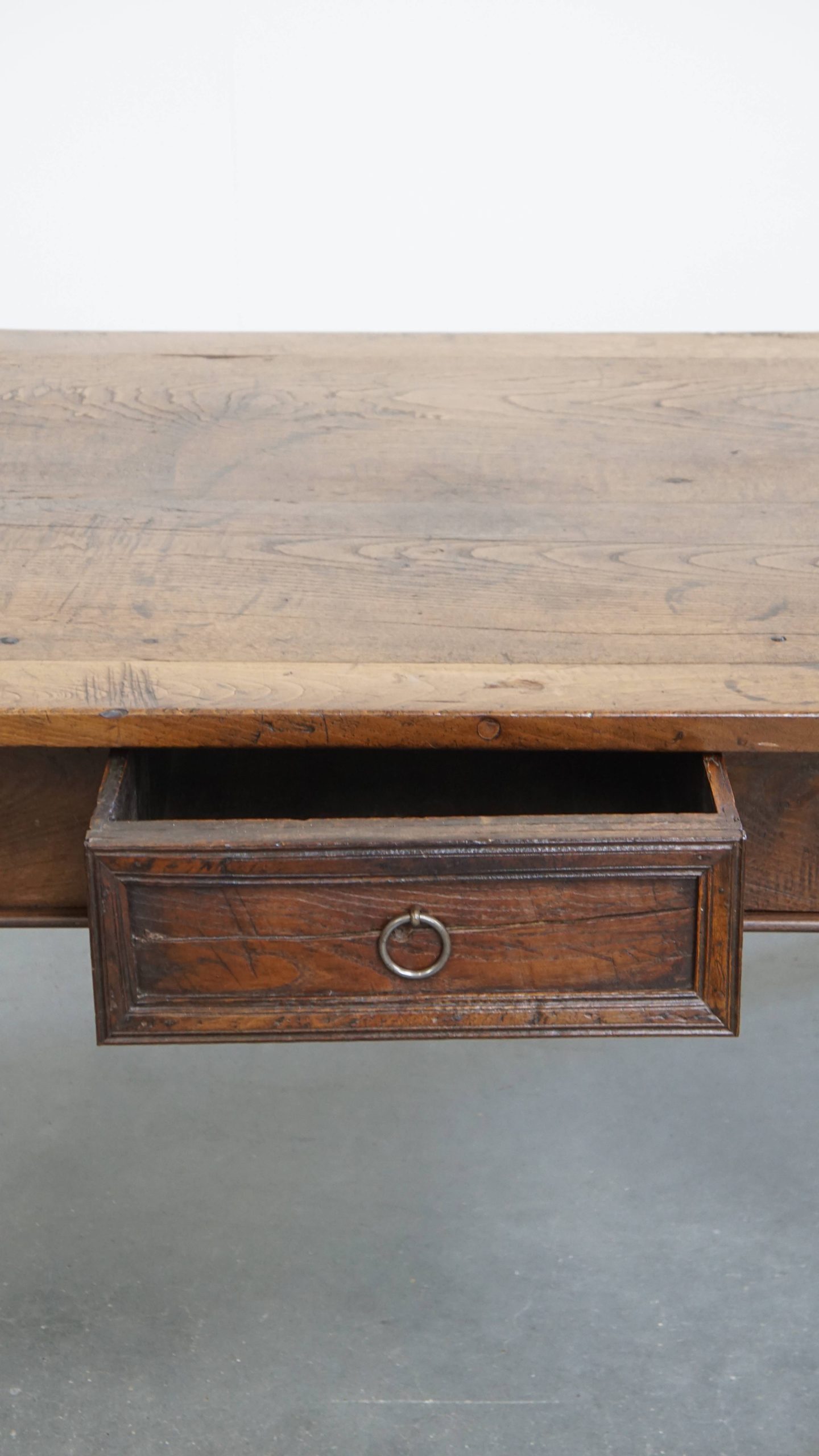 Karaktervolle Antieke Zuid Europese Kastanjehouten Salontafel Uit De 18e Eeuw Met Een Lade image 8