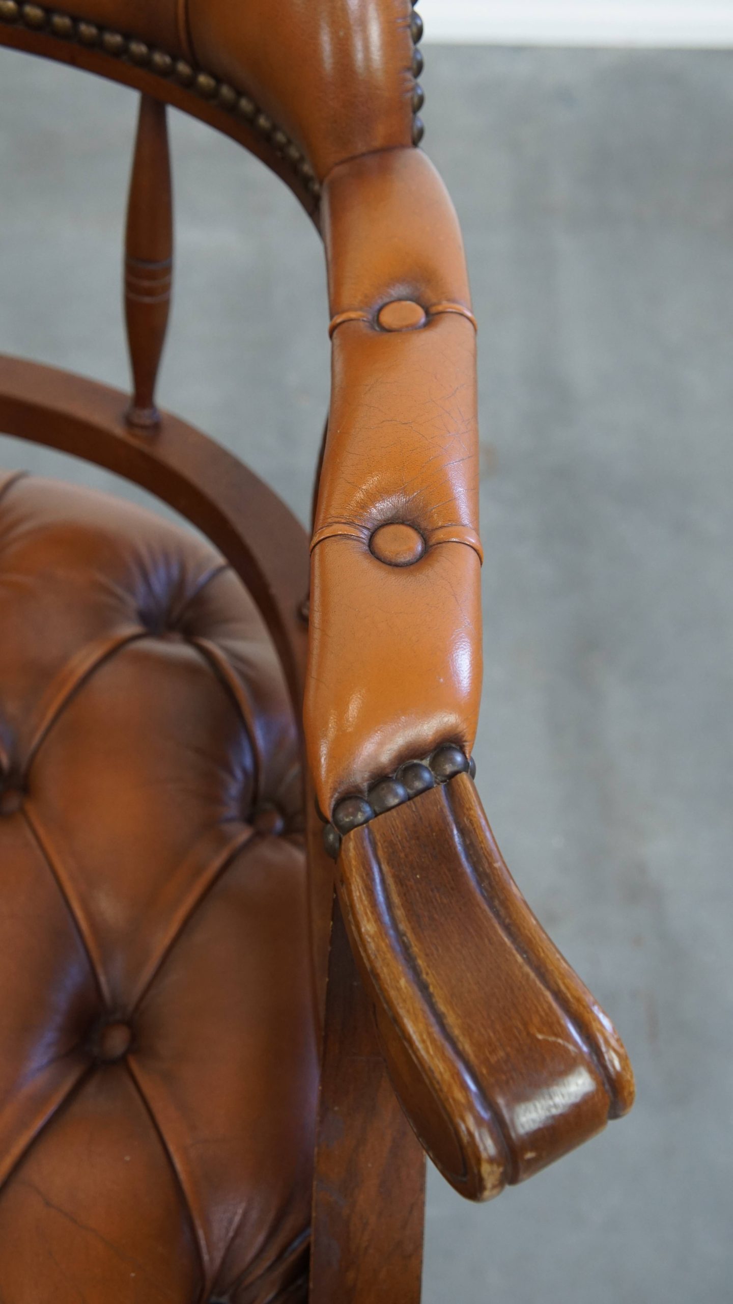 Klassieke Rundleren En Houten Chesterfield Bureaustoel In Engelse Stijl, Afgewerkt Met Siernagels image 9