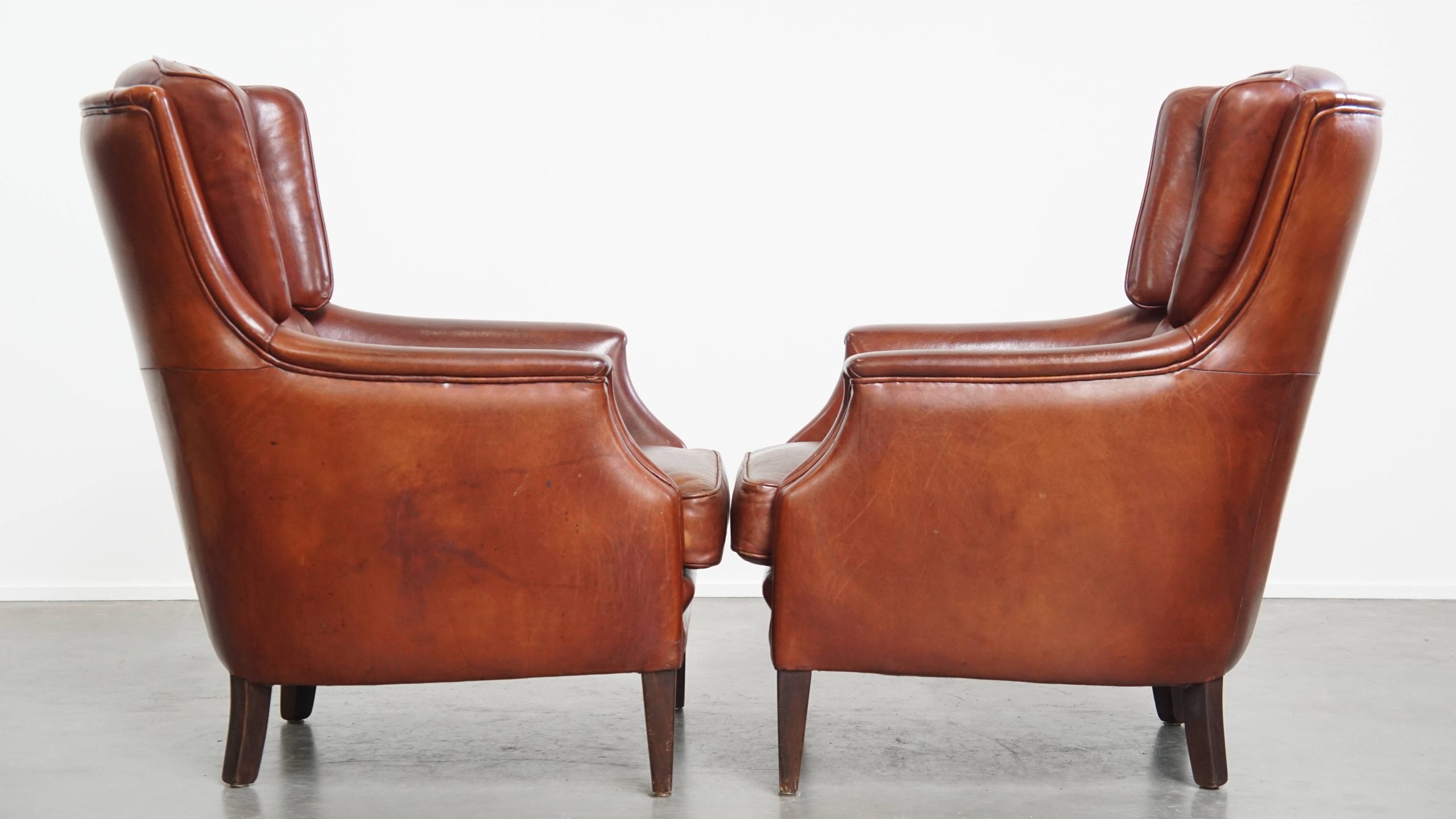 Comfortabele En Karaktervolle Set Van 2 Schapenleren Chesterfield Fauteuils Met Hocker image 4