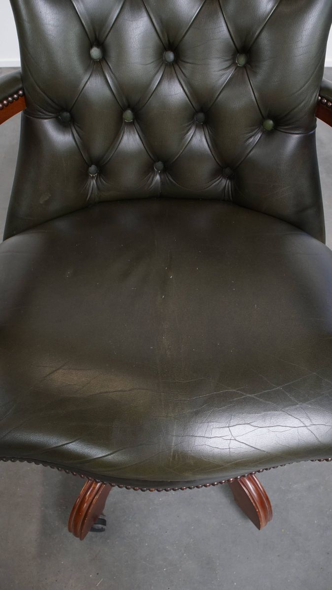 Tijdloze Groene Rundleren Chesterfield Bureaustoel In Engelse Stijl Op Wieltjes image 6