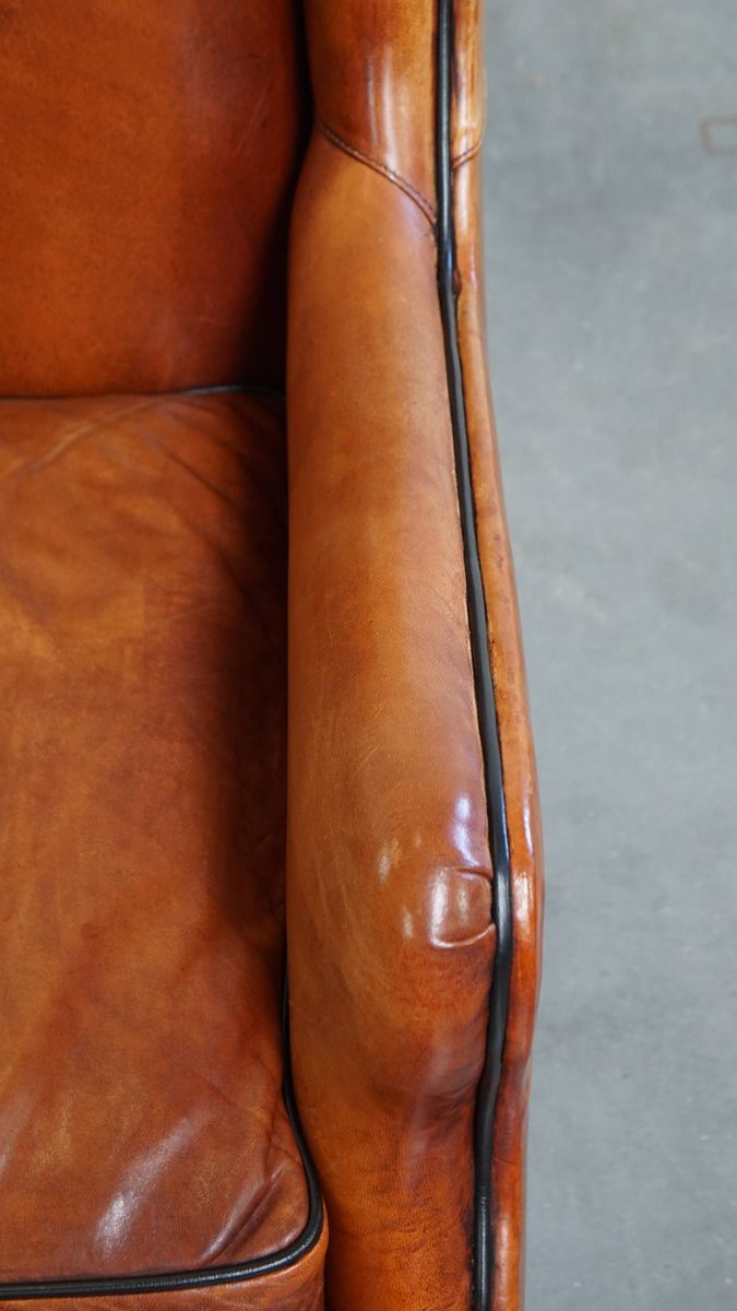 Luxe En Comfortabele Schapenleren Armchair Met Hoge Rug, Zwarte Biezen En Een Tijdloos Design image 8