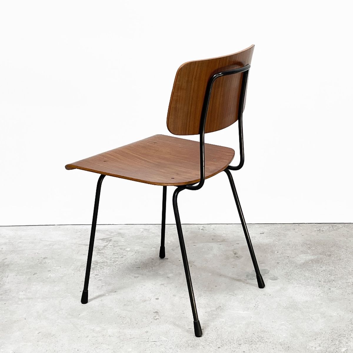Vintage Gispen Stoelen Met Plywood Zittingen. image 2