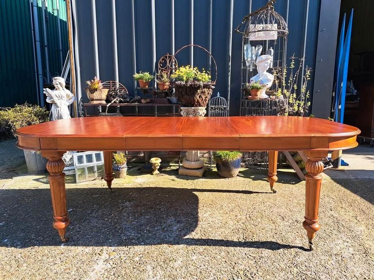 Prachtige Klassieke Ovale Houten Tafel Met Decoratieve Pote image 2