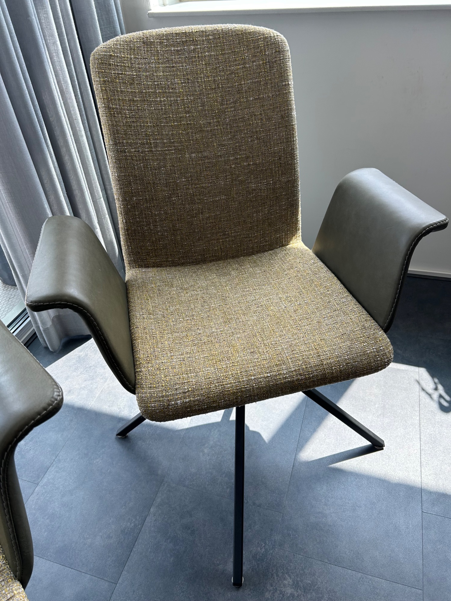 Set Van 2 Eetkamerstoelen. Duostoffering & Draaibare Zitting image 4