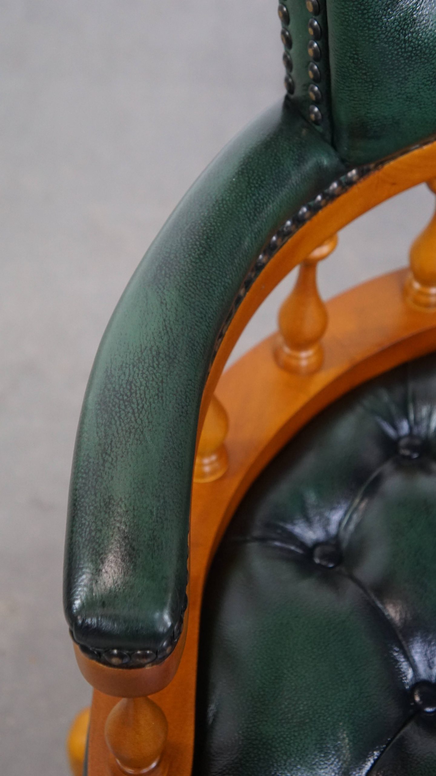 Groene Klassieke En Tijdloze Chesterfield Bureaustoel Gemaakt Van Rundleer Op Wieltjes image 8