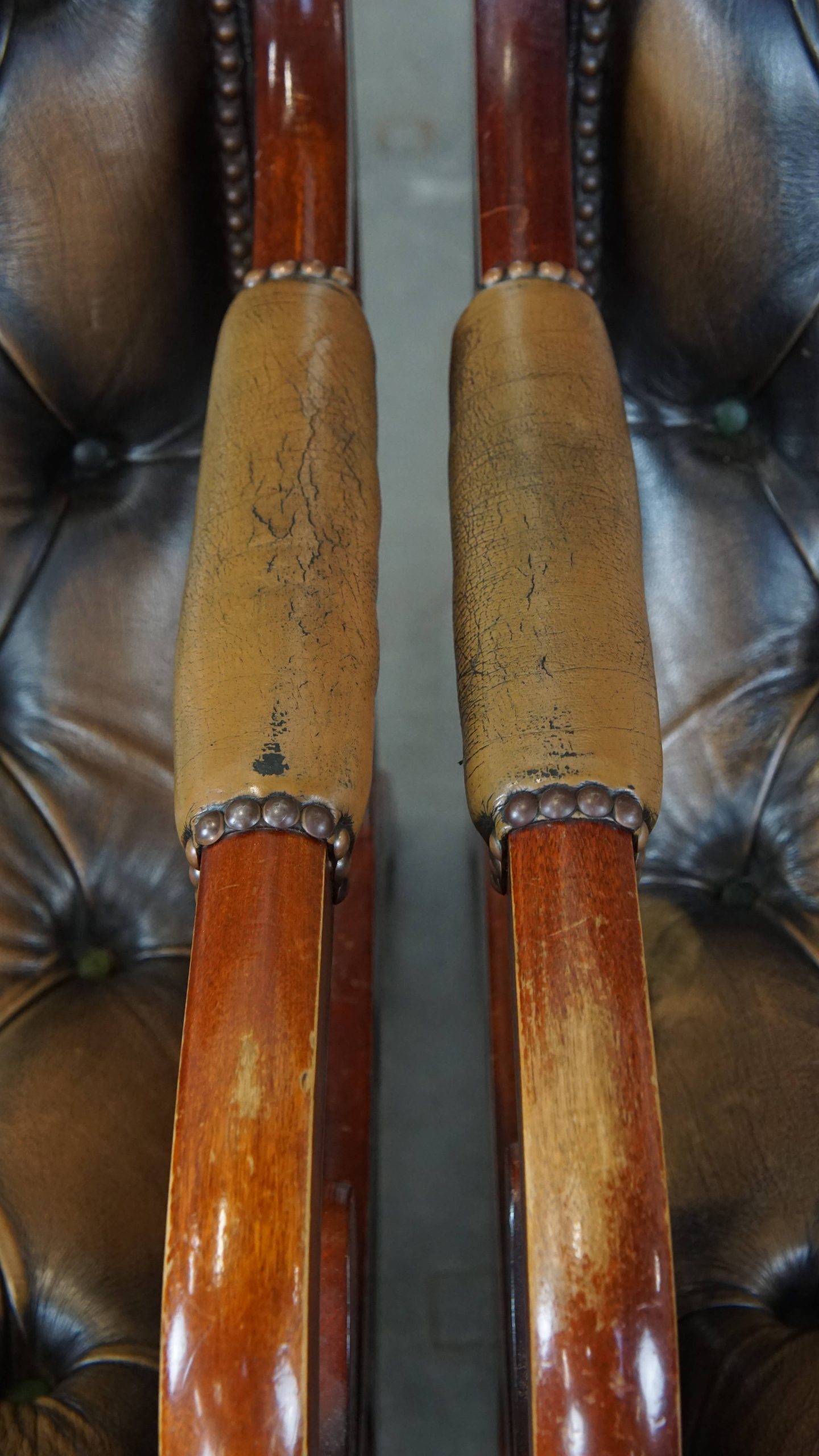 Set Van 2 Sierlijke En Karaktervolle Groene Vintage Rundleren Engelse Chesterfield Fauteuils image 6