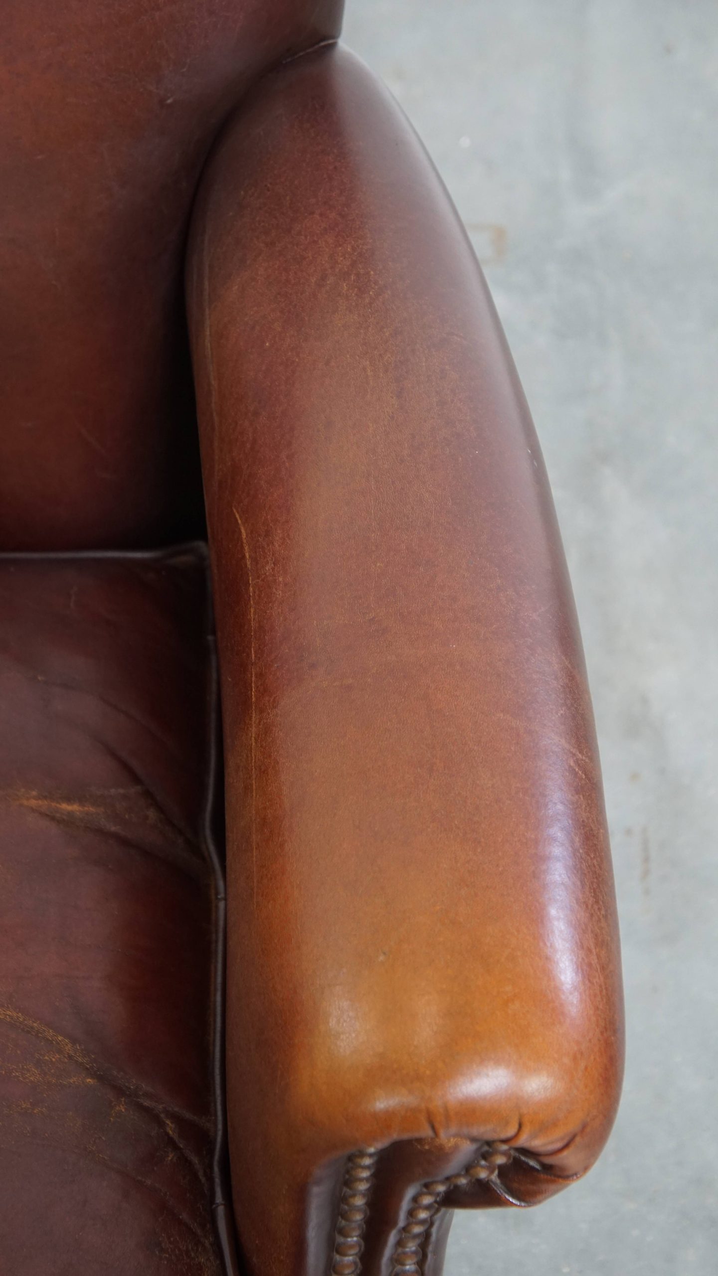 Vintage Karaktervolle Fauteuil Gemaakt Van Schapenleer Met Een Prachtige Warme Kleurstelling image 9