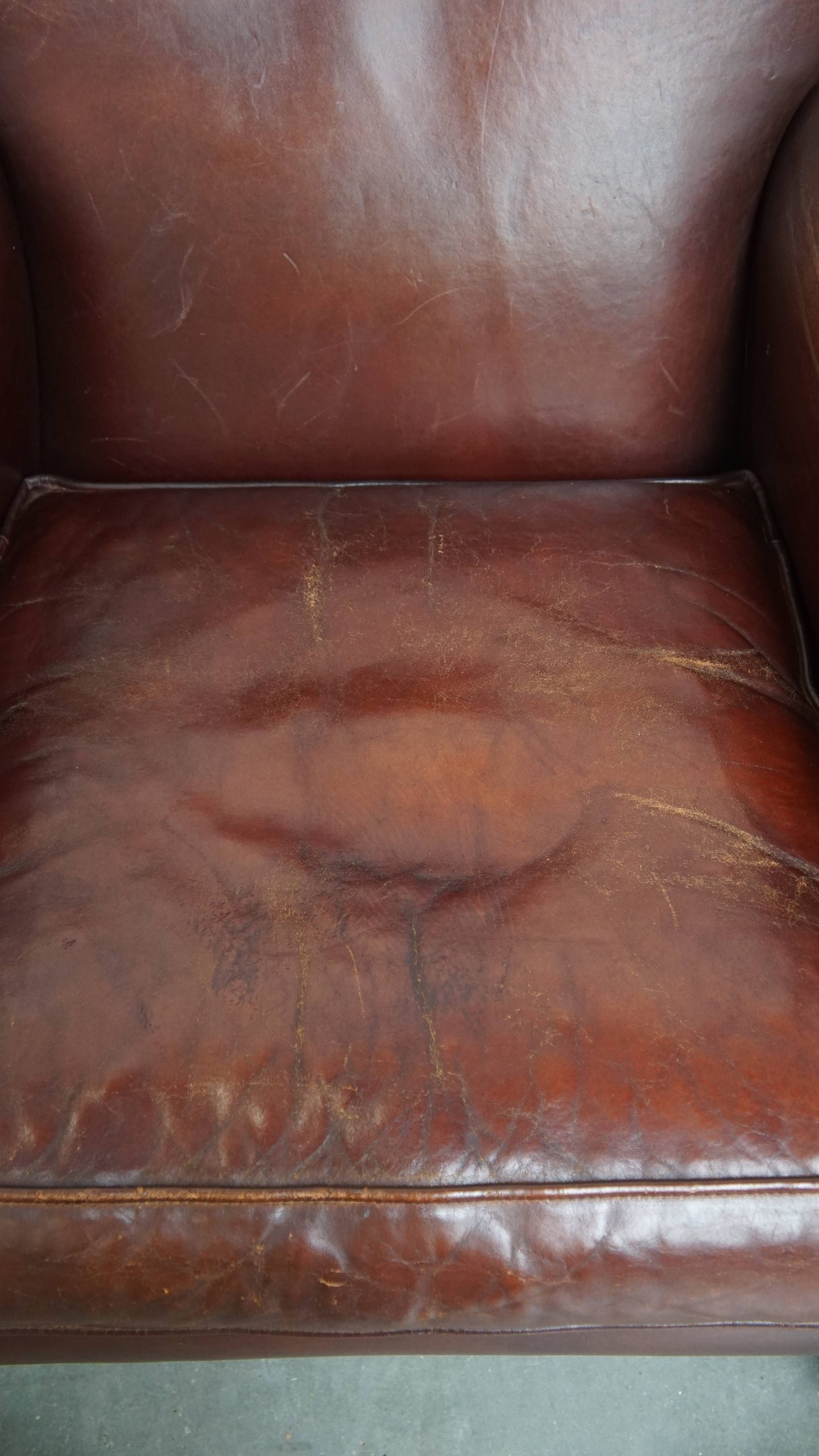 Vintage Karaktervolle Fauteuil Gemaakt Van Schapenleer Met Een Prachtige Warme Kleurstelling image 7