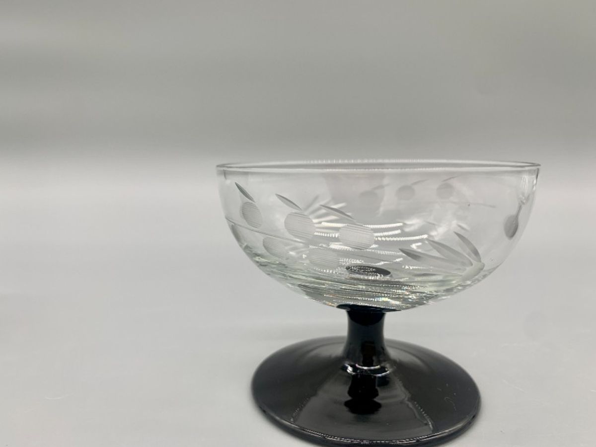 Set Vintage Gegraveerde Coupe Glaasjes Zwarte Voet 3 Stuks image 6