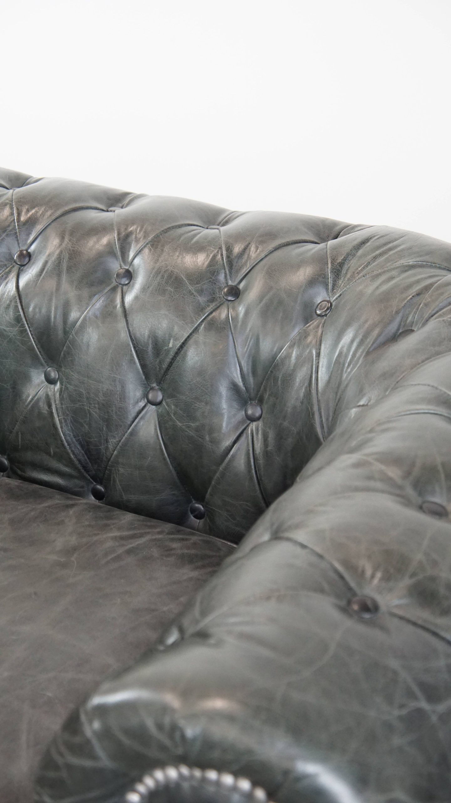 Tijdloze En Klassieke Ruime Zwarte Chesterfield Fauteuil Van Karaktervol Generfd Rundleer image 12