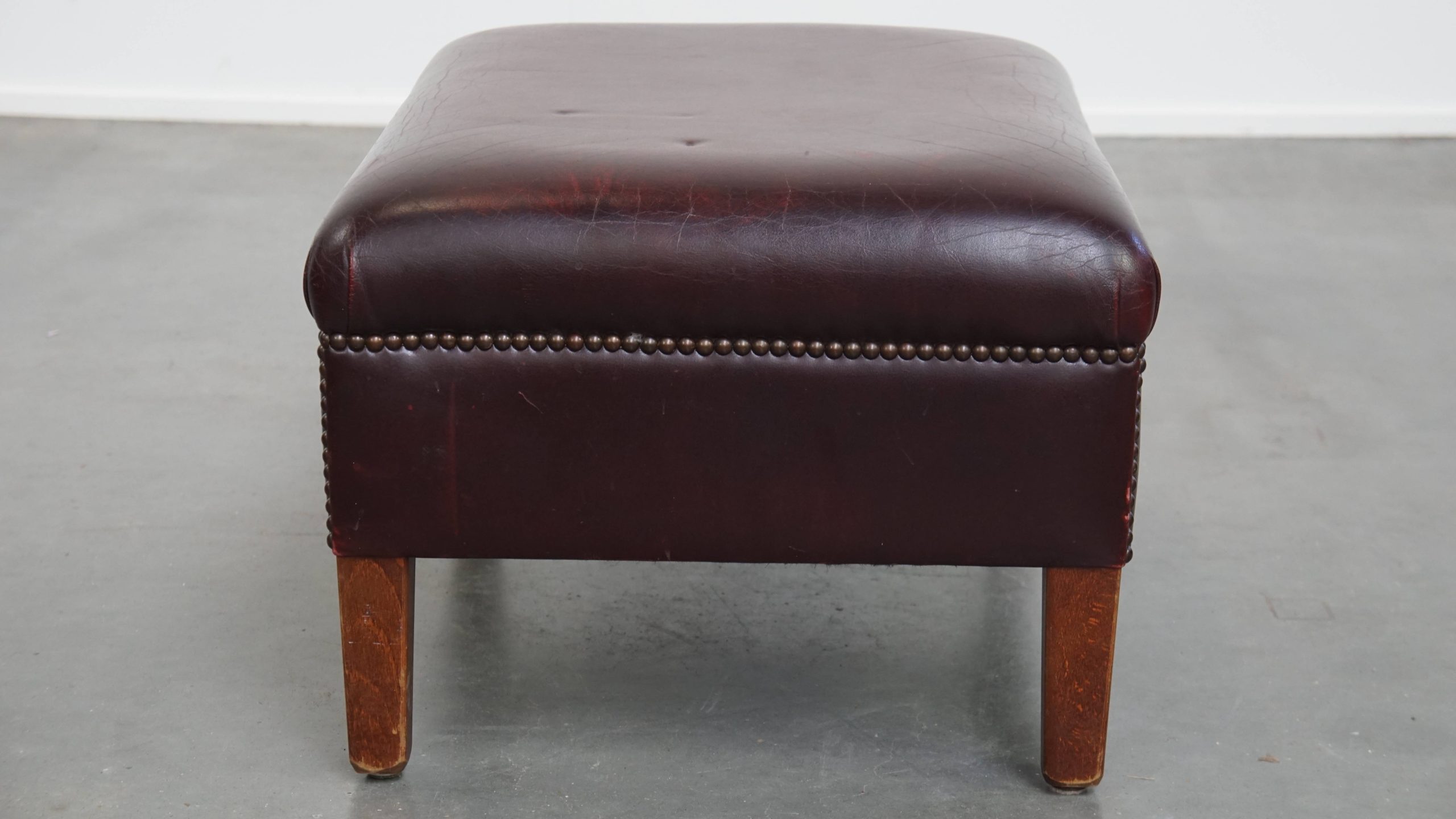 Set Van 2 Mooie En Comfortabele Bordeauxrode Rundleren Oorfauteuils + Hocker In Engelse Stijl image 25