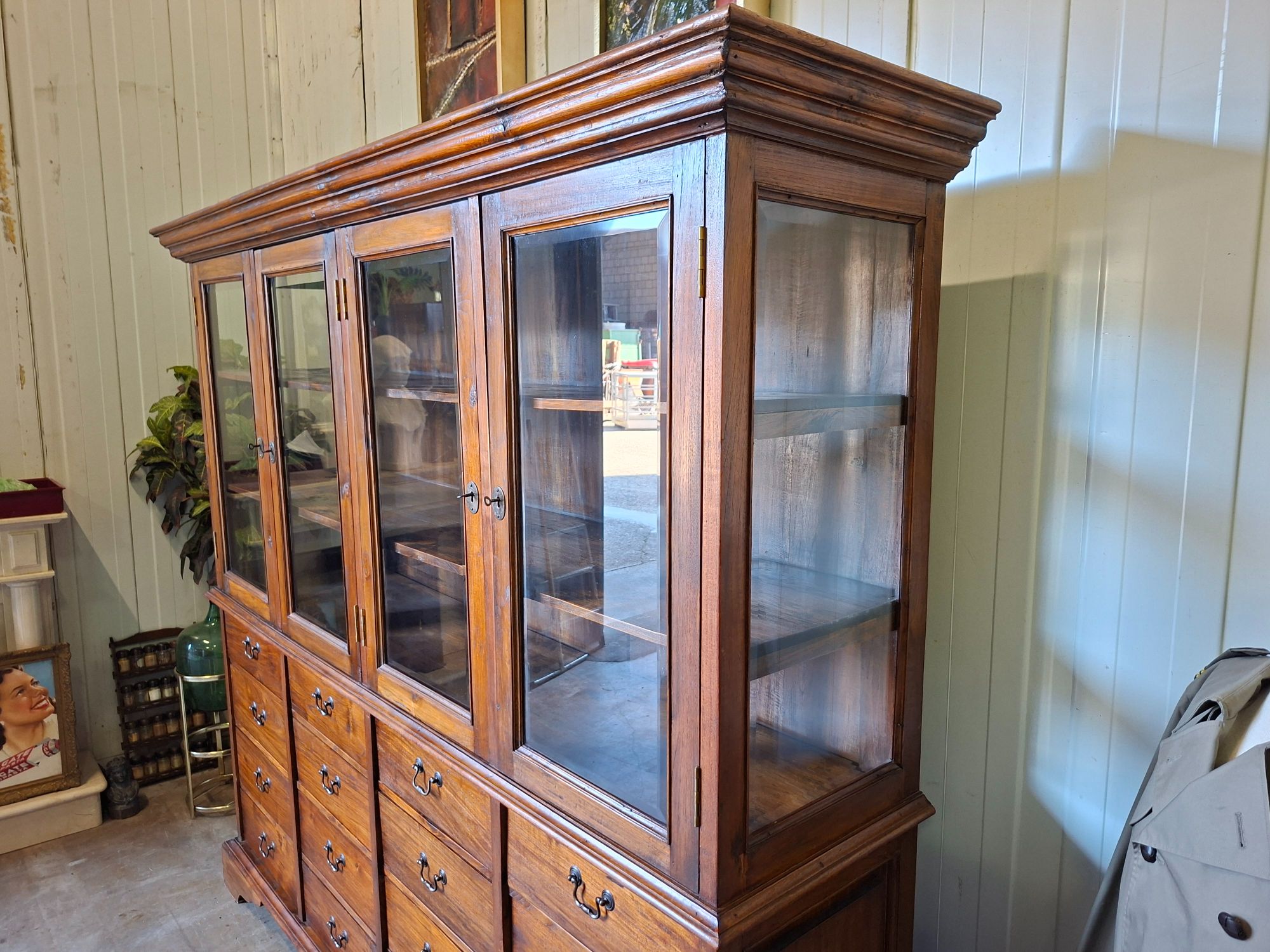 Antieke Klassieke Engelse Vitrinekast, Ladekast, Winkelkast, Apothekerskast Afm. 213x52 En 192cm Hoog. image 6