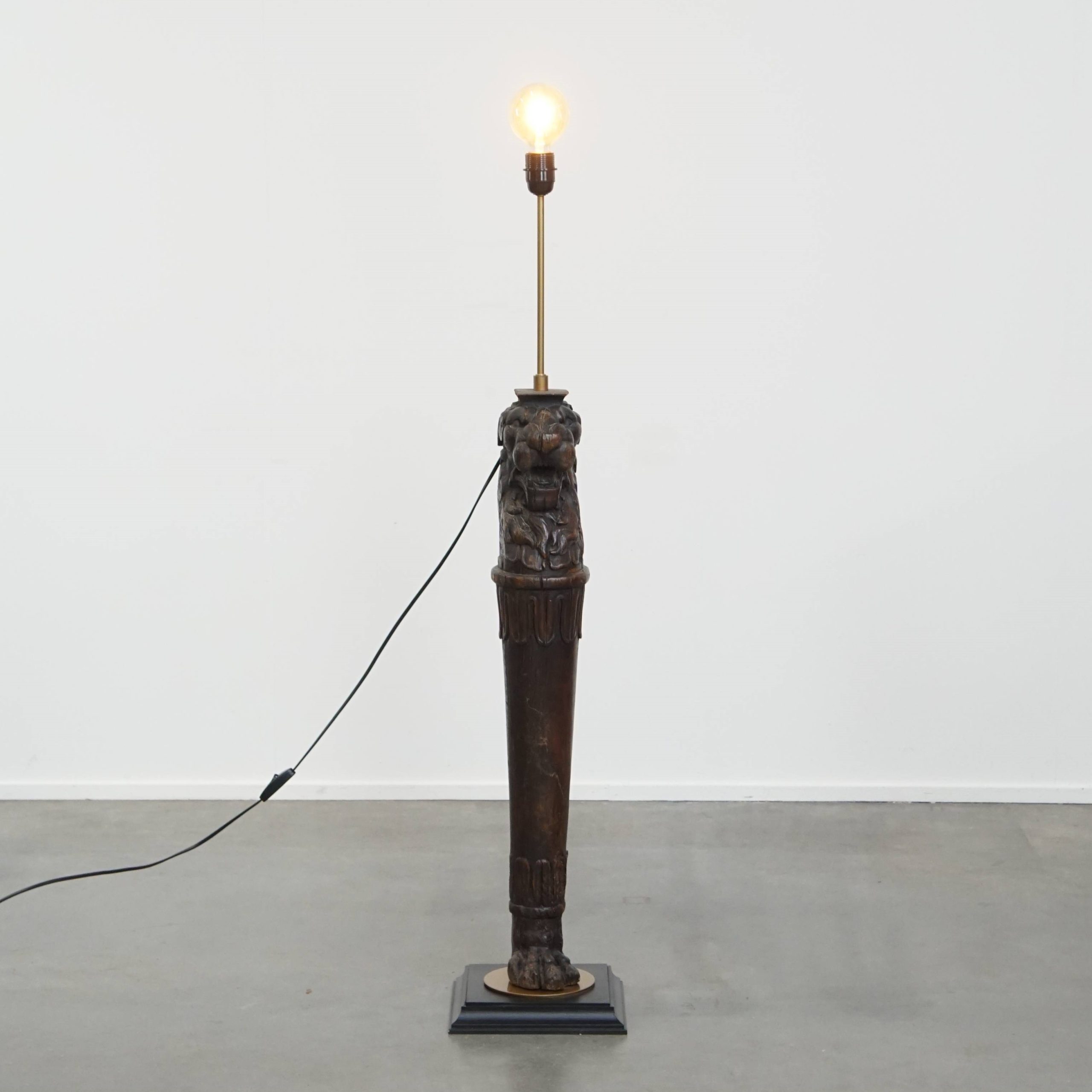 Prachtige Handgesneden Antieke Houten Staande Lamp Met Leeuwenkop image 2