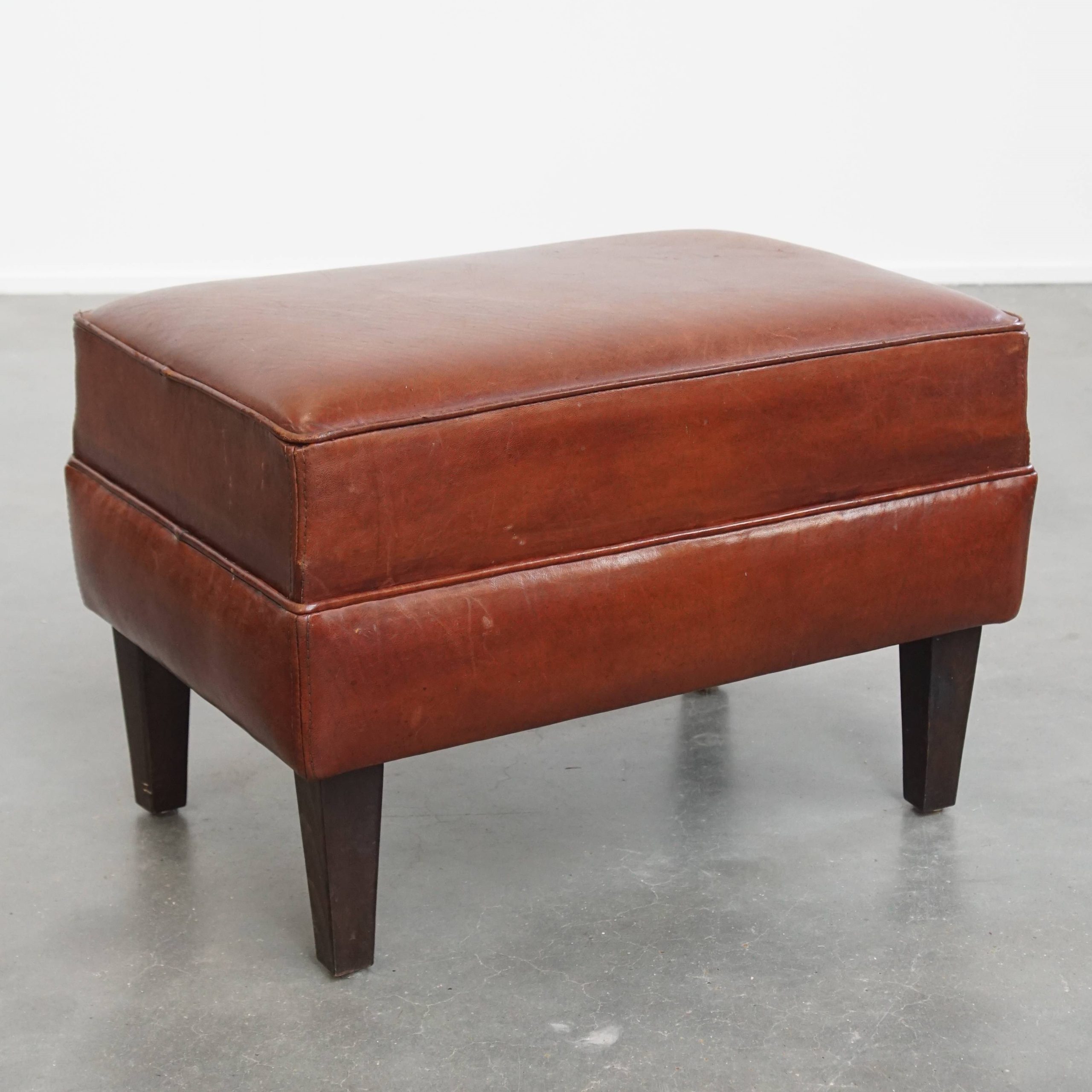 Schapenleren Hocker Met Mooi Patina In Een Warme Cognac Kleur 61x42cm image 2