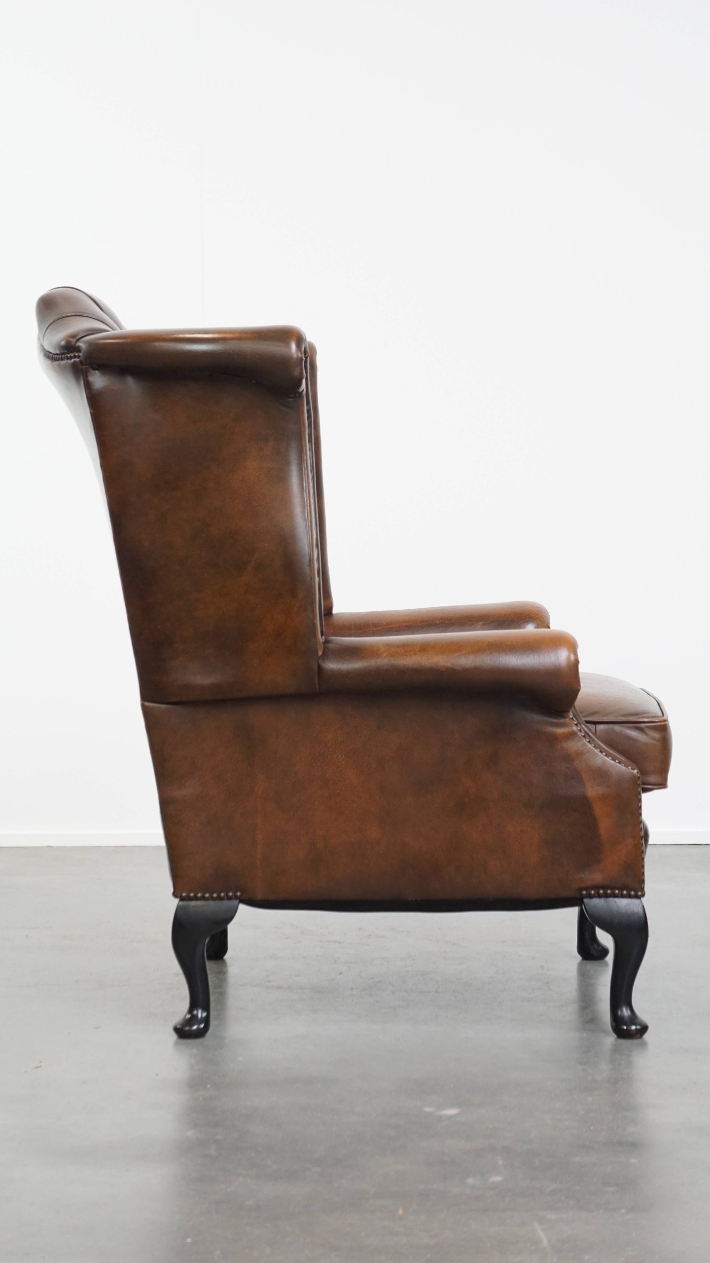 In Nette Staat Verkerende Klassieke Cognac Bruine Rundleren Chesterfield Oorfauteuil image 3