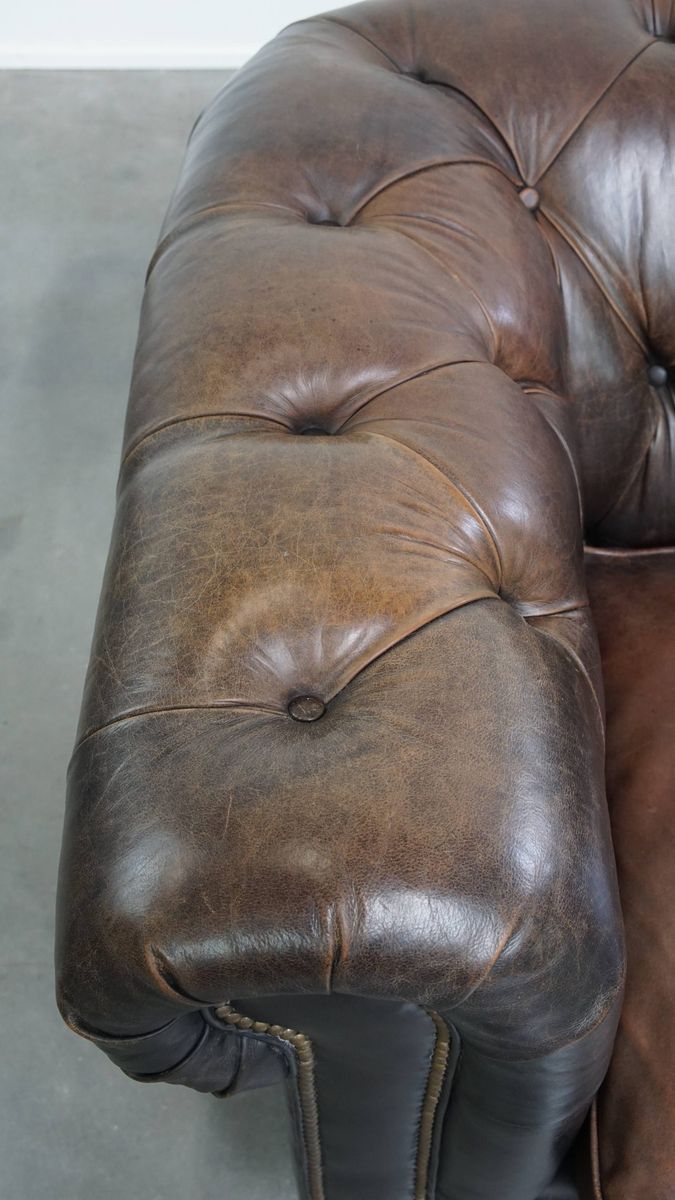 Luxe En Charmante Rundleren 3-zits Chesterfield Bank Op Wieltjes Met Een Onweerstaanbaar Karakter image 7