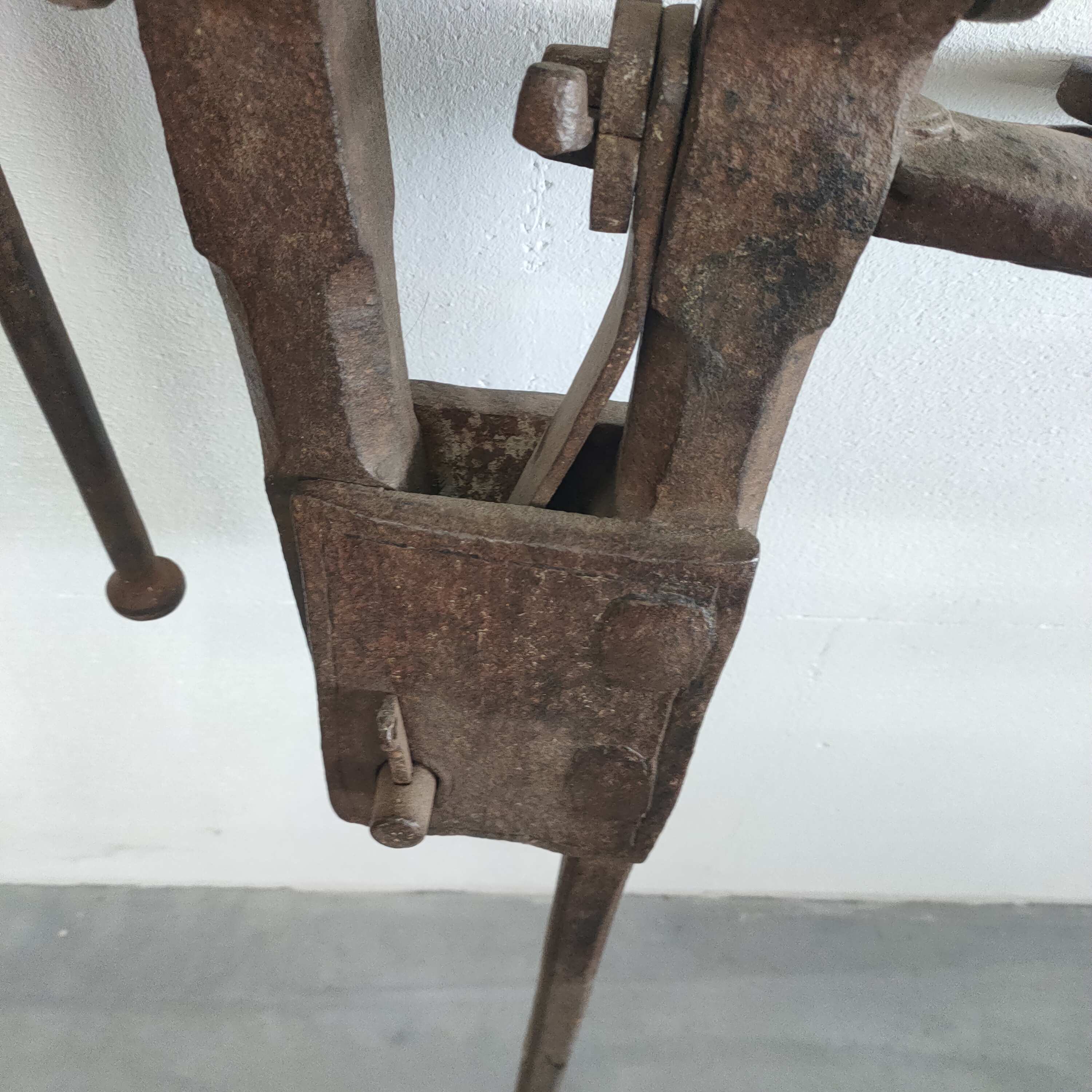 Antieke Bankschroef Met Lange Staart. image 9