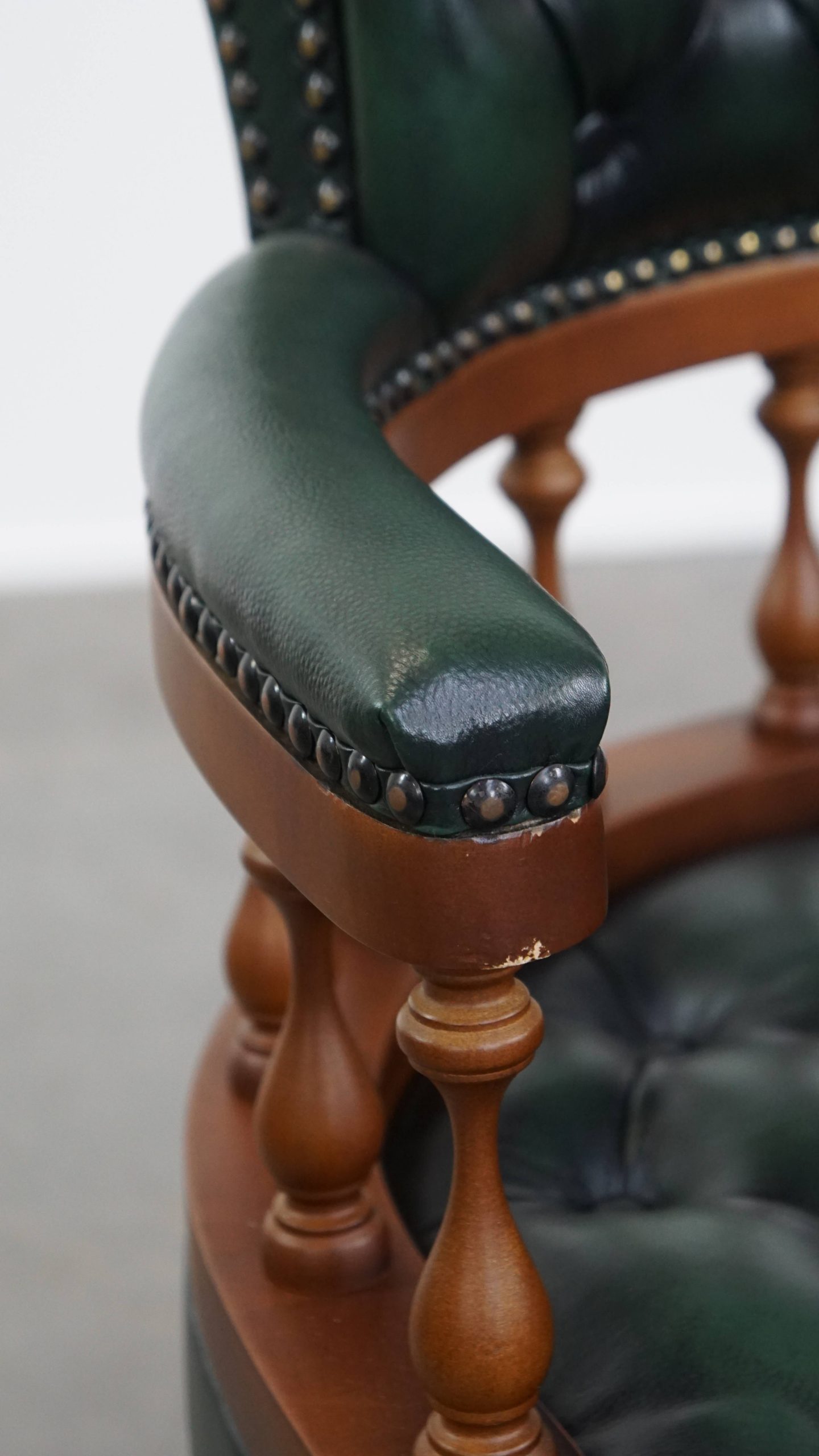 Stijlvolle Functionele Rundleren En Houten Donkergroene Chesterfield Bureaustoel Op Wieltjes image 14