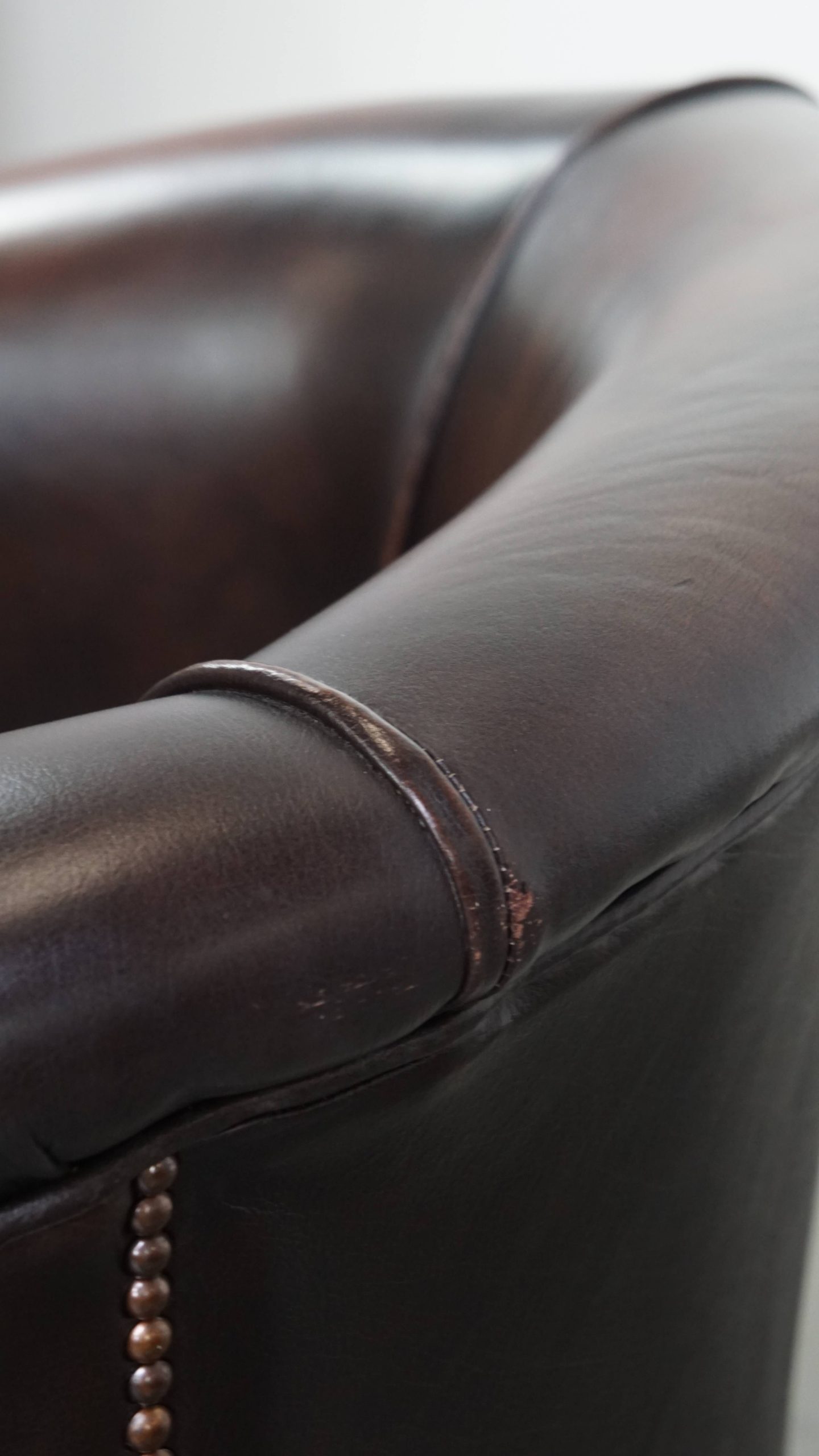 Elegante En Comfortabele Rundleren Clubfauteuil In Engelse Stijl In Een Mooie Donkere Kleur image 14