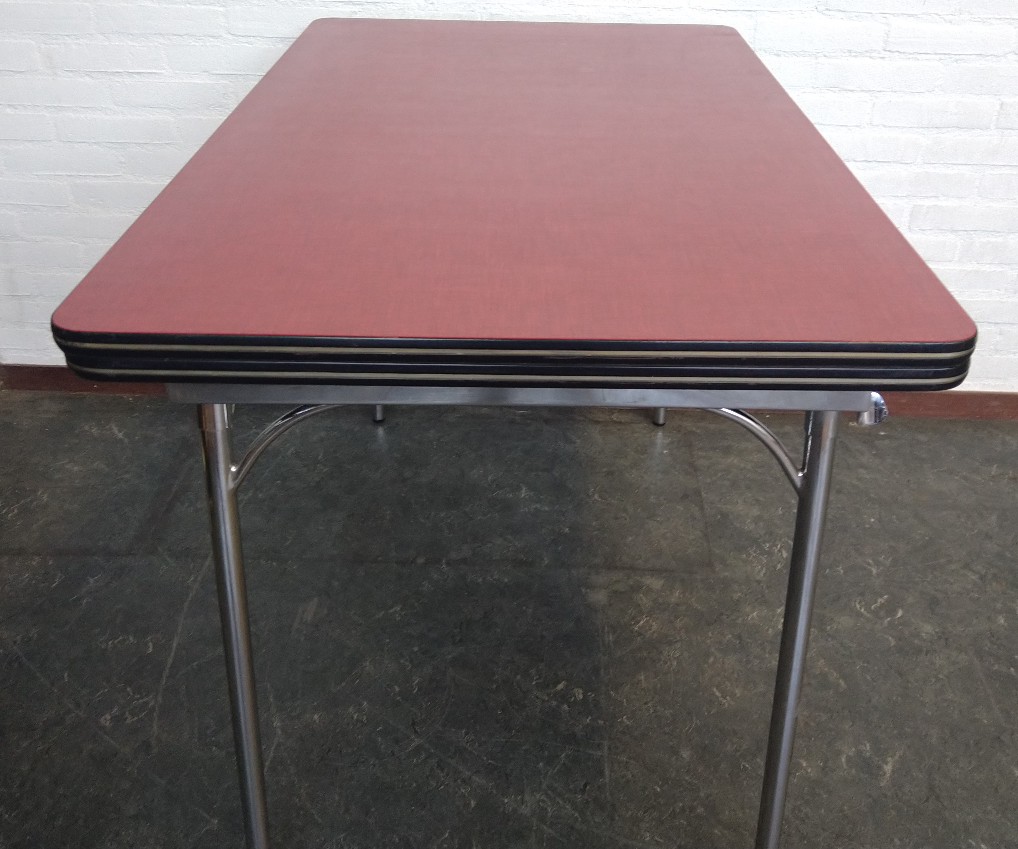 Uitschuifbare Tafelblad Met Besteklade Van Rood Formica image 9