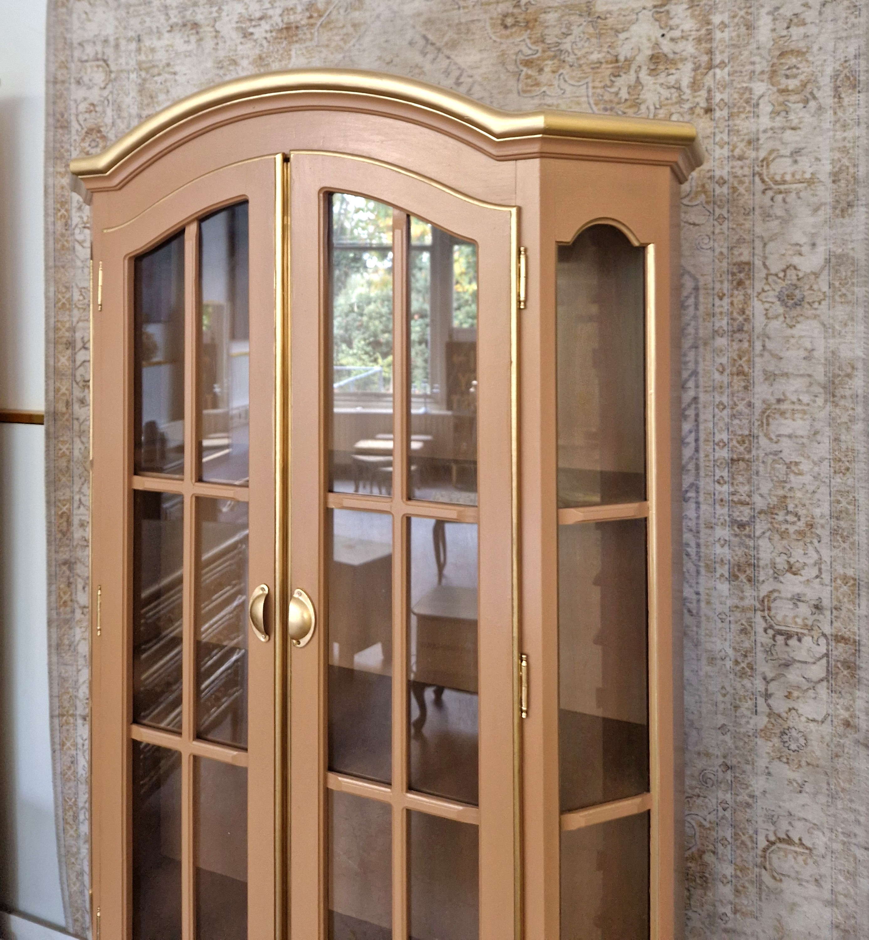Vitrinekast In Zachte Perzikkleur En Goud image 7