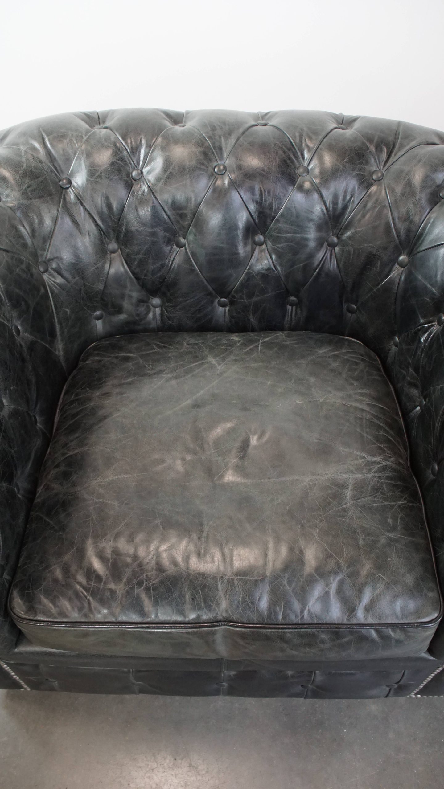 Tijdloze En Klassieke Set Ruime Zwarte Chesterfield Fauteuils Van Karaktervol Generfd Rundleer image 6