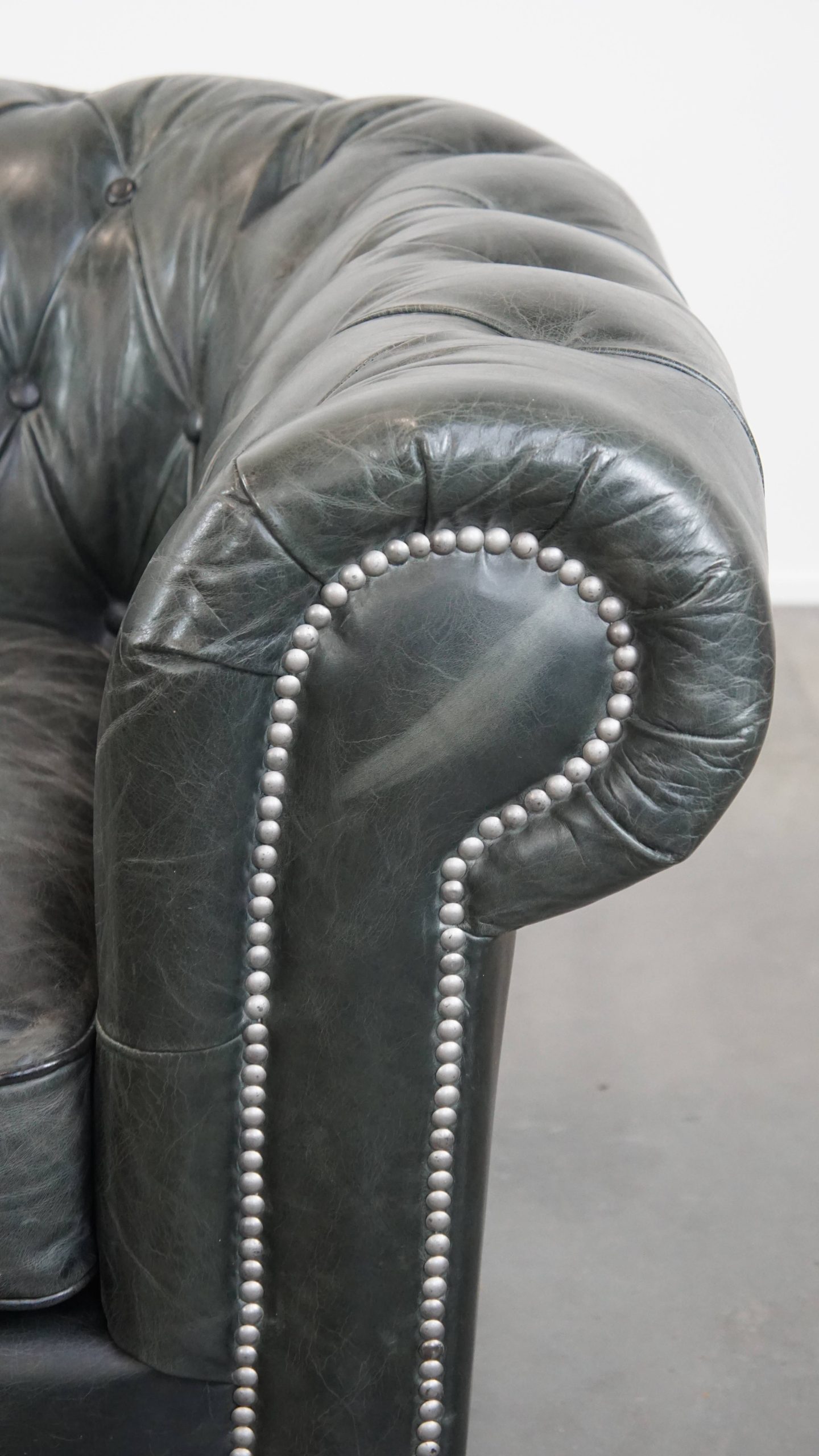 Tijdloze En Klassieke Ruime Zwarte Chesterfield Fauteuil Van Karaktervol Generfd Rundleer image 13