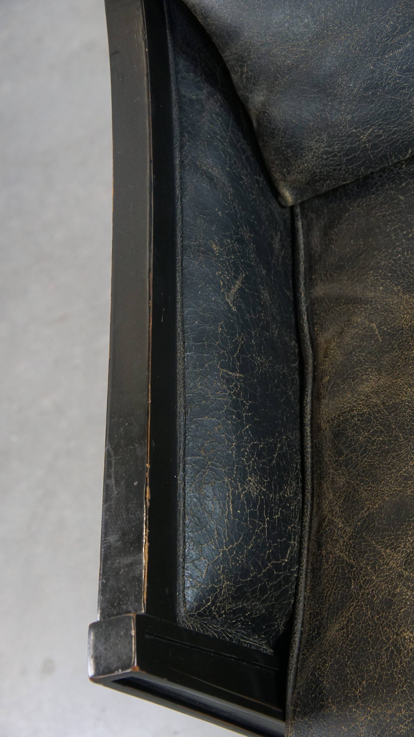 Unieke En Karaktervolle, Strakke Zwarte Rundleren En Houten Armchair image 8